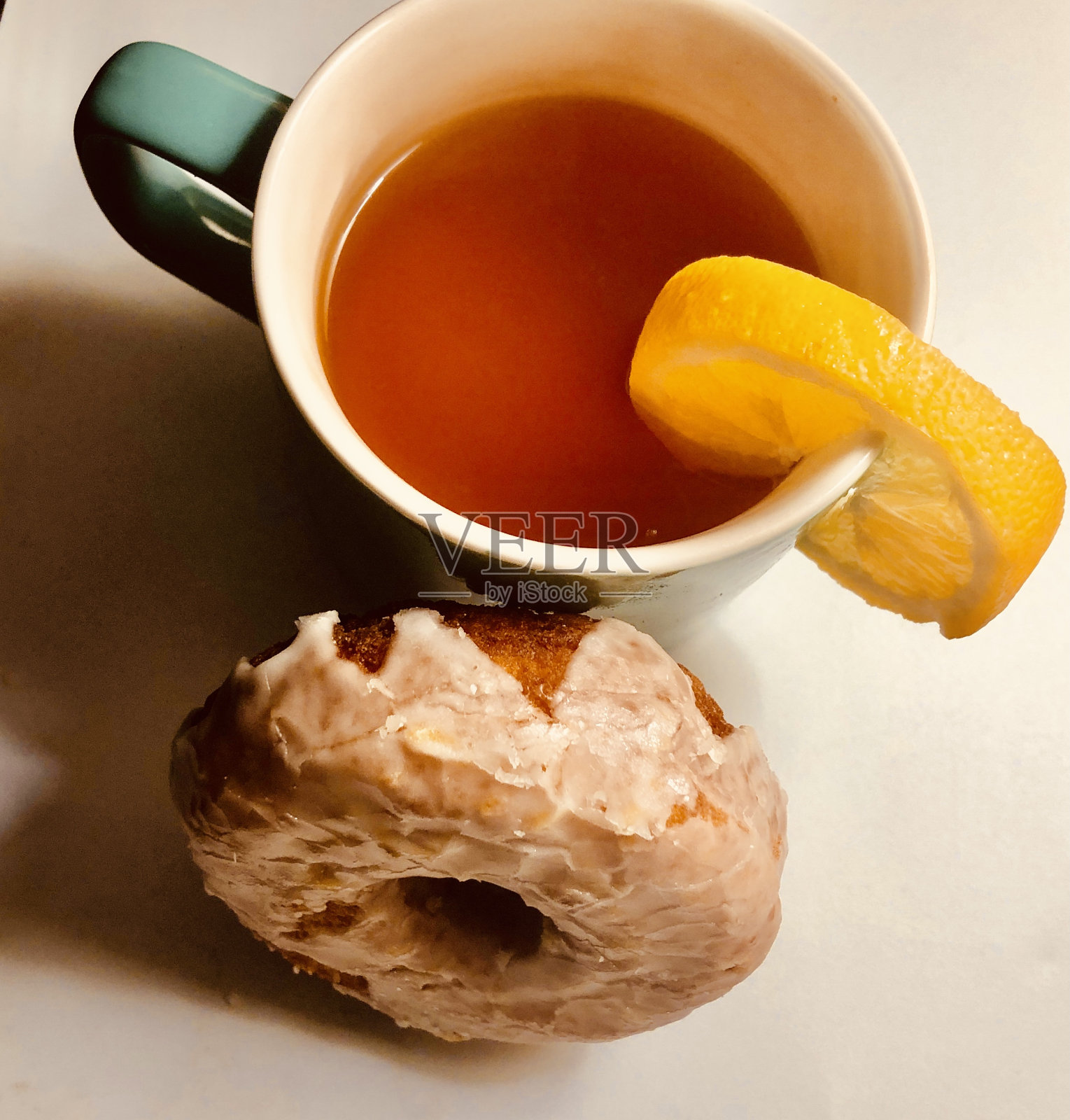 柠檬茶和柠檬甜甜圈照片摄影图片