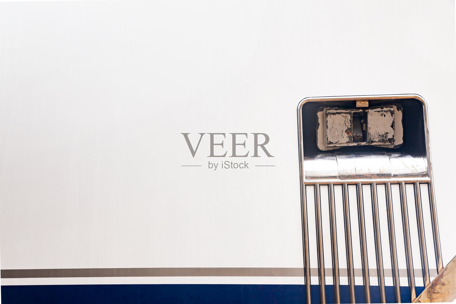 侧视图的豪华游艇与锚锚链锚。照片摄影图片