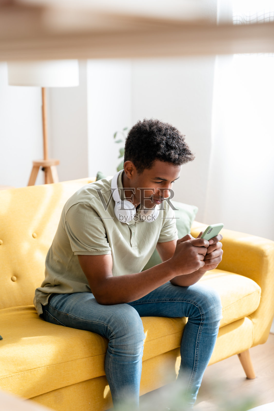 黑人在客厅用智能手机照片摄影图片