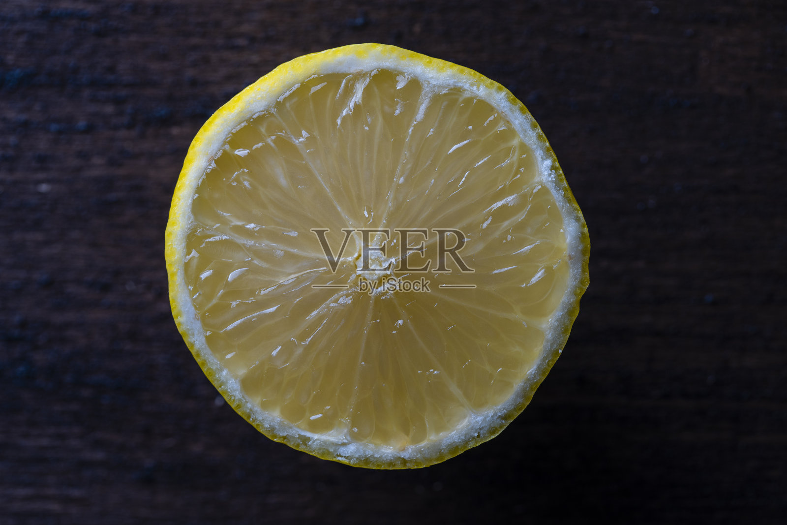 成熟的一半黄色柠檬柑橘水果在木制背景，特写，俯视图照片摄影图片