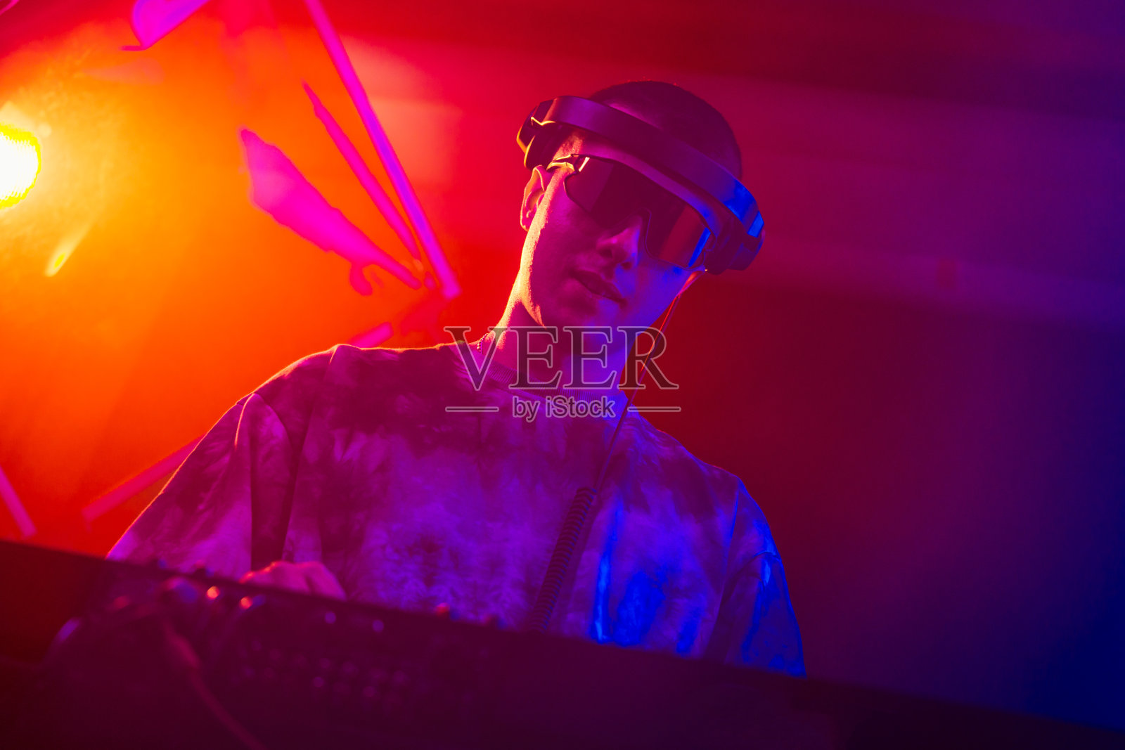 俱乐部DJ戴着墨镜在派对上播放音乐照片摄影图片