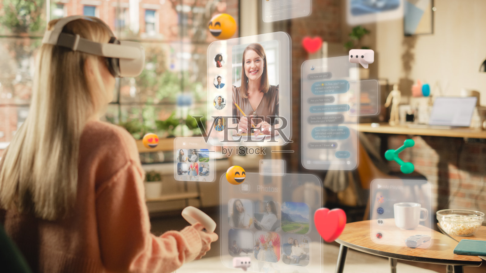 一个金发白人女性的肖像，坐在时尚舒适的阁楼客厅里，使用VR与朋友连接。女人上网使用元宇宙软件聊天和认识人照片摄影图片