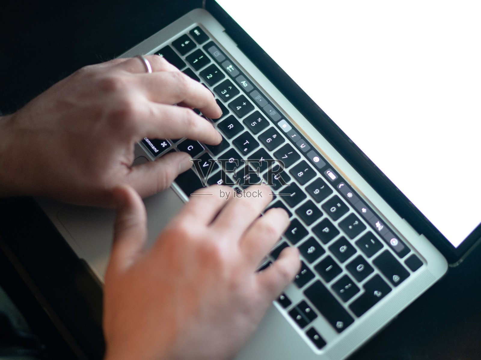 近距离的手在笔记本电脑键盘库存照片照片摄影图片