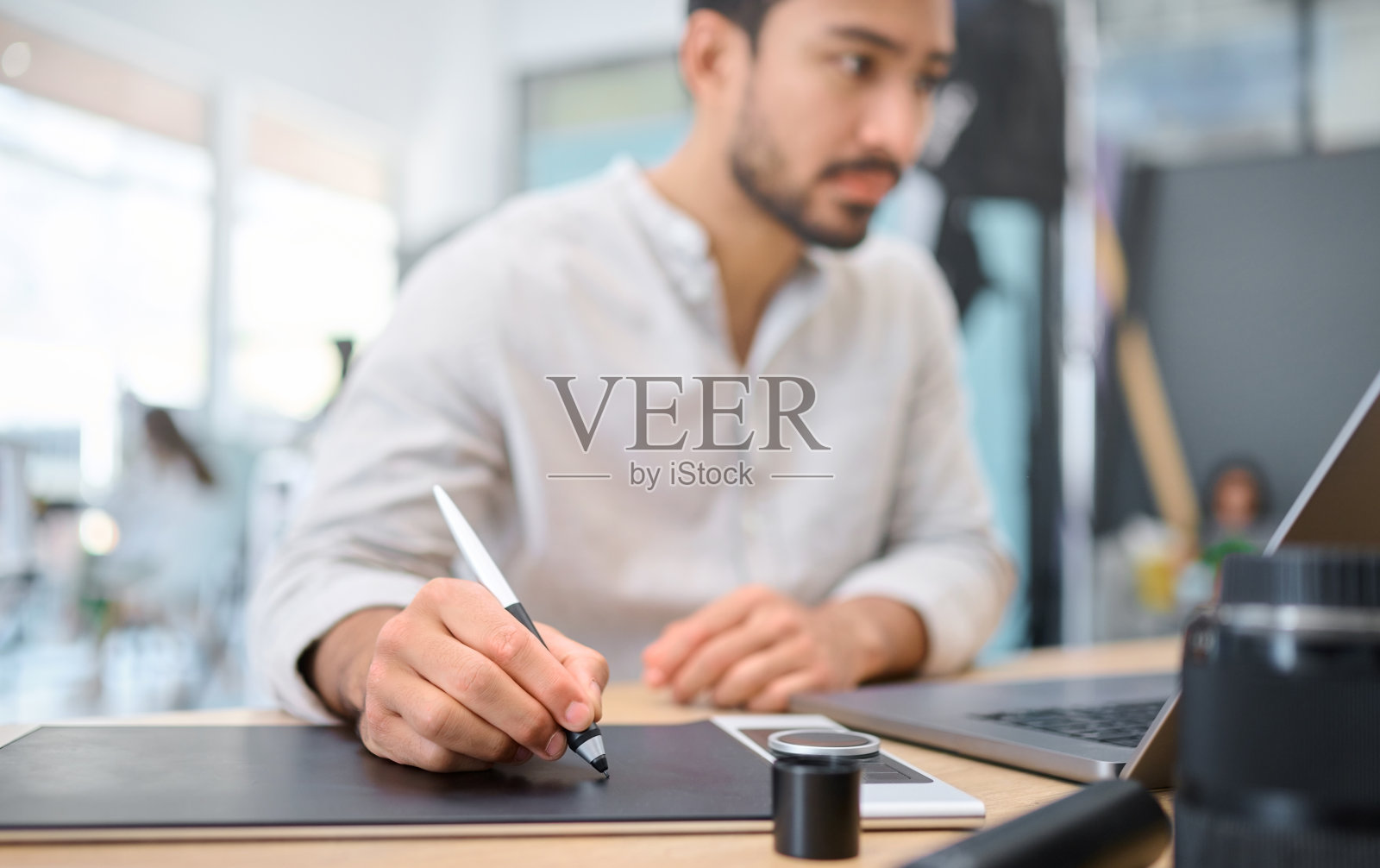 图形平板笔，笔记本电脑和摄影师编辑相机照片，专注于数字艺术或修饰艺术照片。摄影视觉，绘图工具和创意人员参与设计过程照片摄影图片