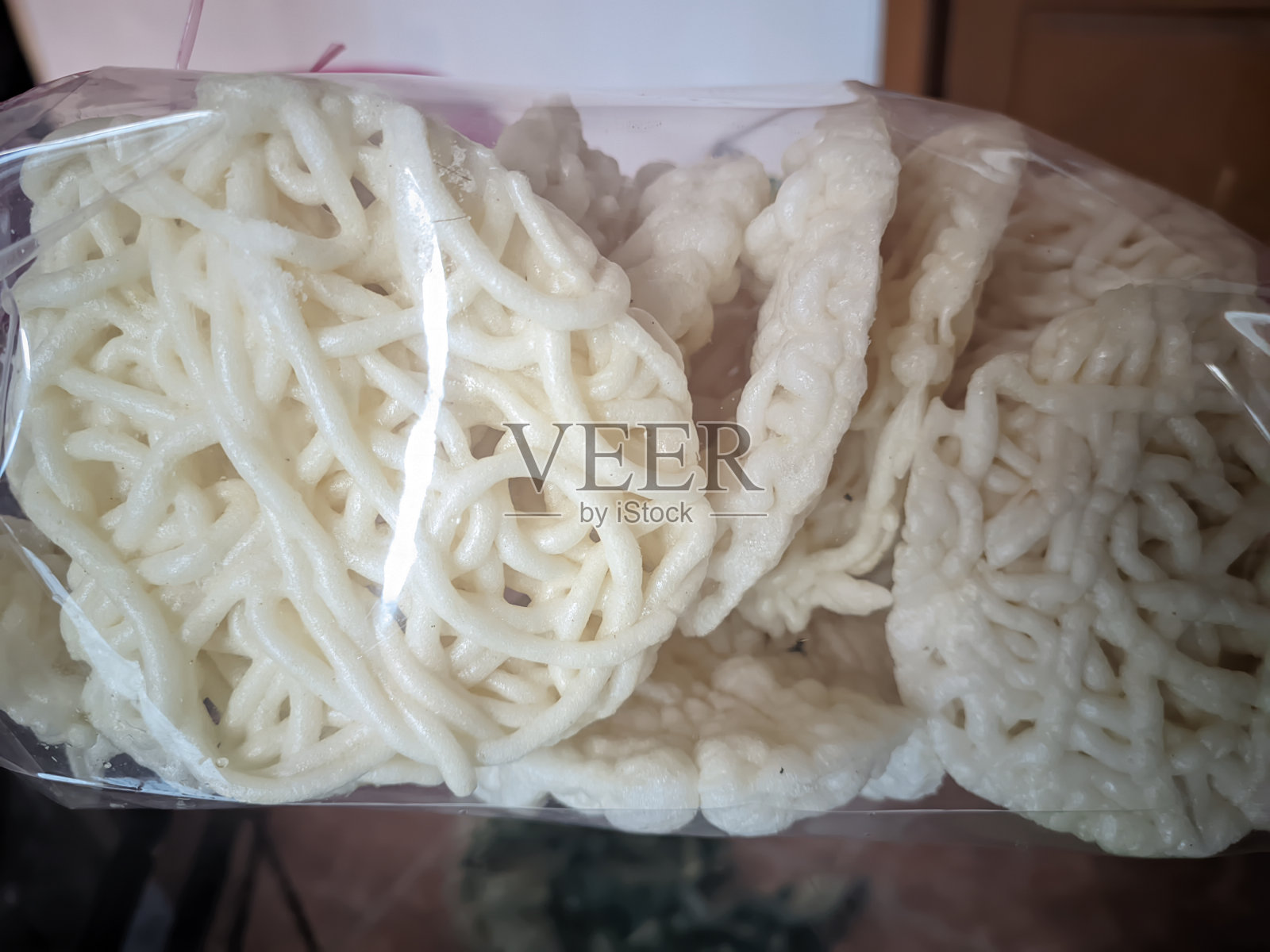 薄脆饼干是一种典型的印尼配菜，最早出现在爪哇岛，当时名为Rambak薄脆饼干，公元10世纪前就有古爪哇文字记载。照片摄影图片