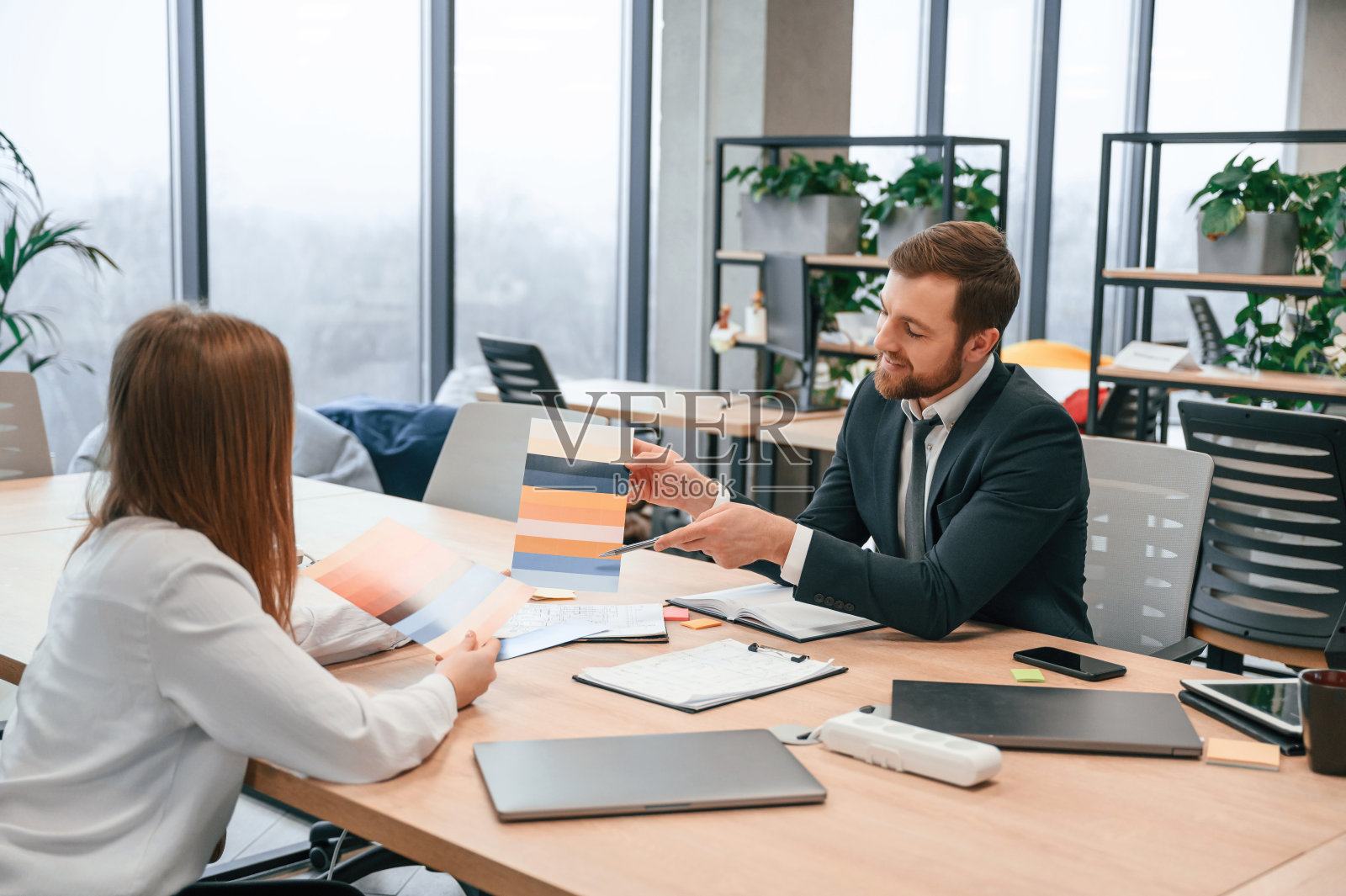 穿西装的男人在办公室和女人一起工作照片摄影图片