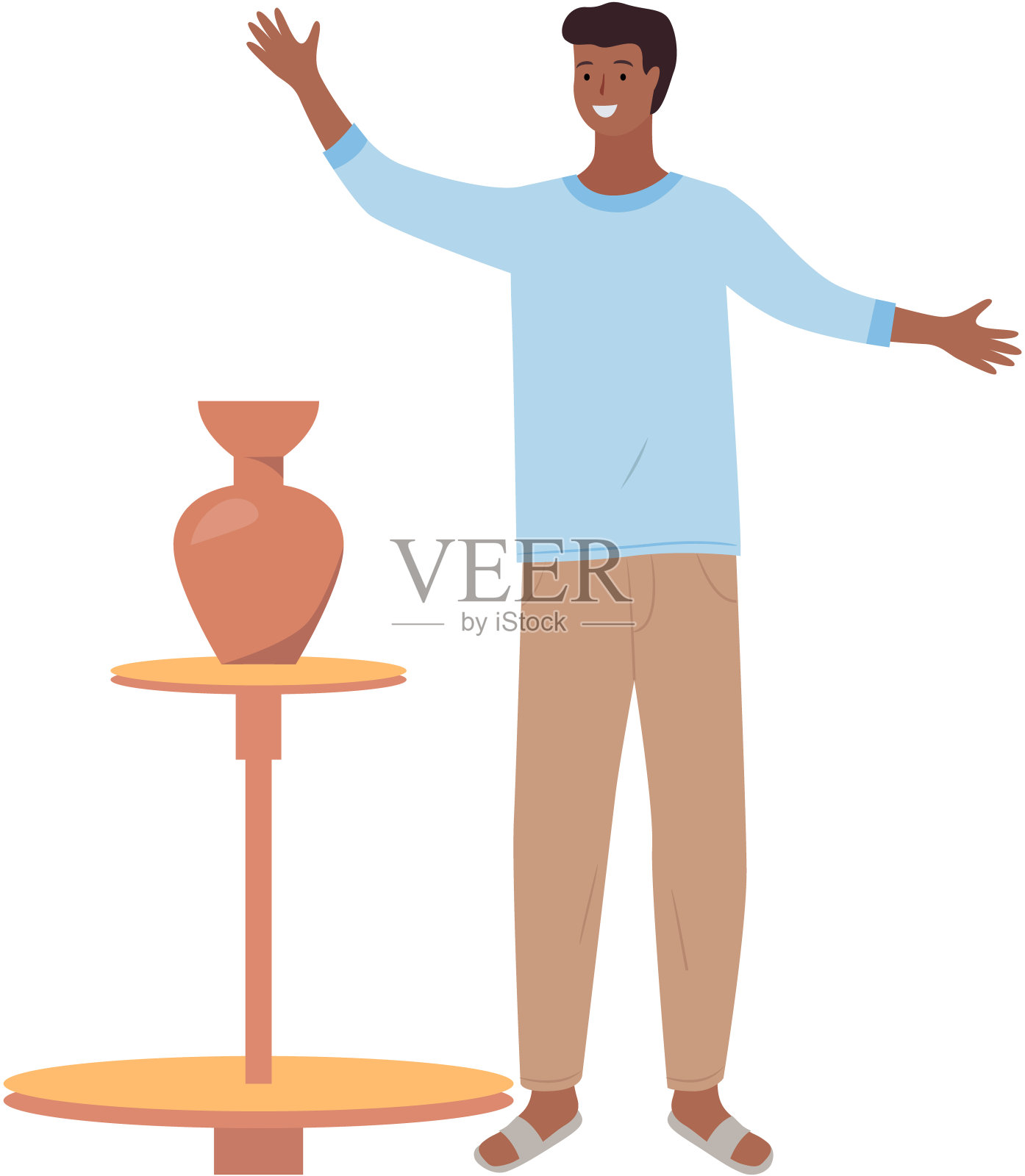 印度男子情绪化地讲述或演唱演员的宣言。年轻的微笑男性站在桌子上与花瓶插画图片素材