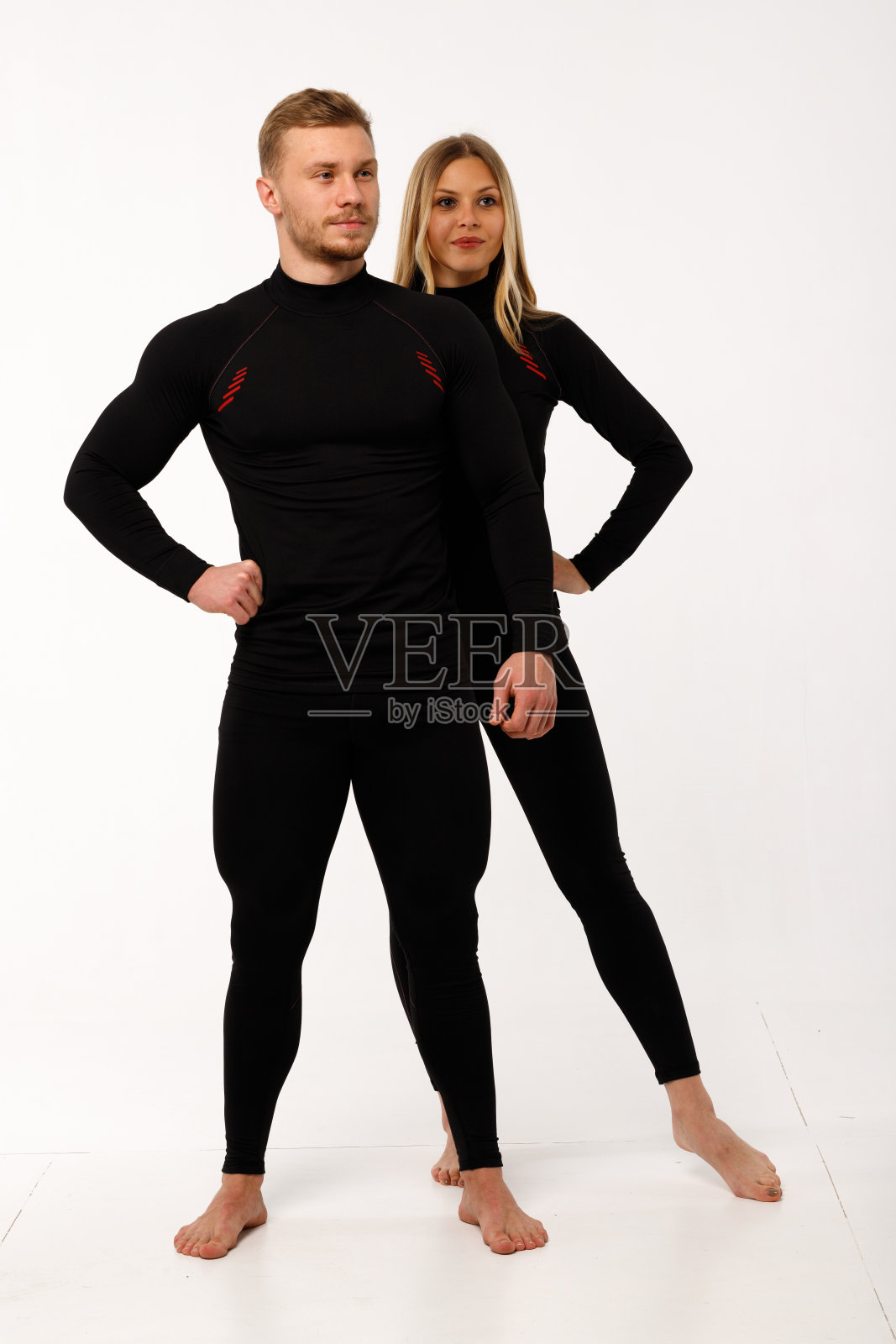 运动家庭，夫妻穿着保暖服。照片摄影图片