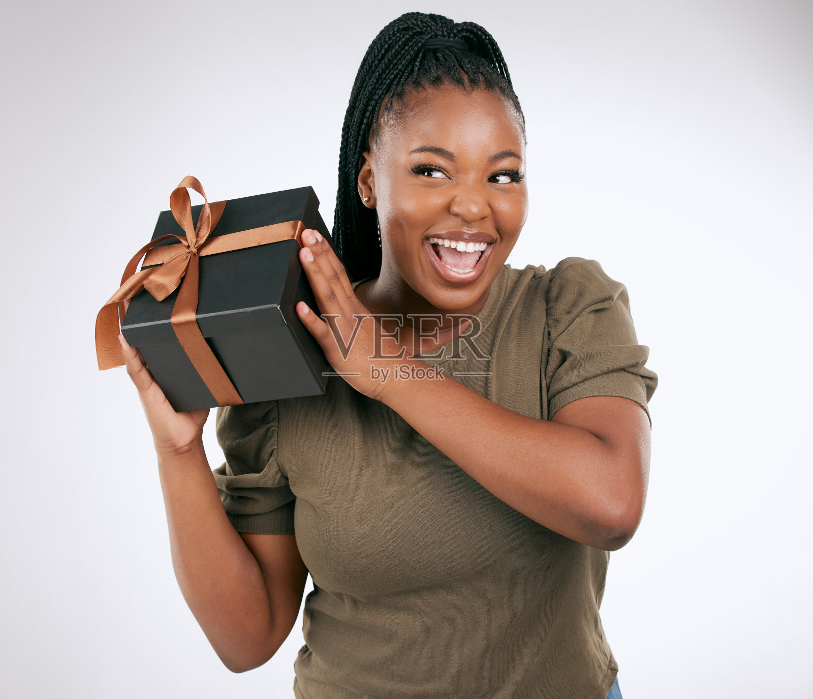 礼物，盒子和女人猜在工作室与包装，微笑和庆祝。快乐，好奇和黑人女性的礼物，惊喜和彩带背景，生日和赠品的产品推广照片摄影图片
