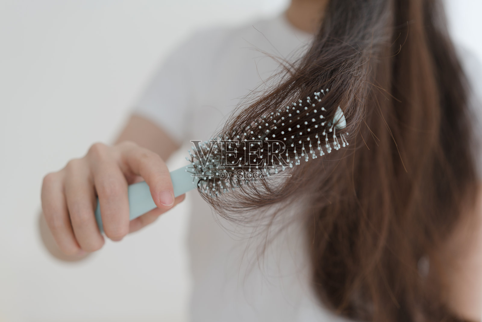 女人用梳子梳头照片摄影图片