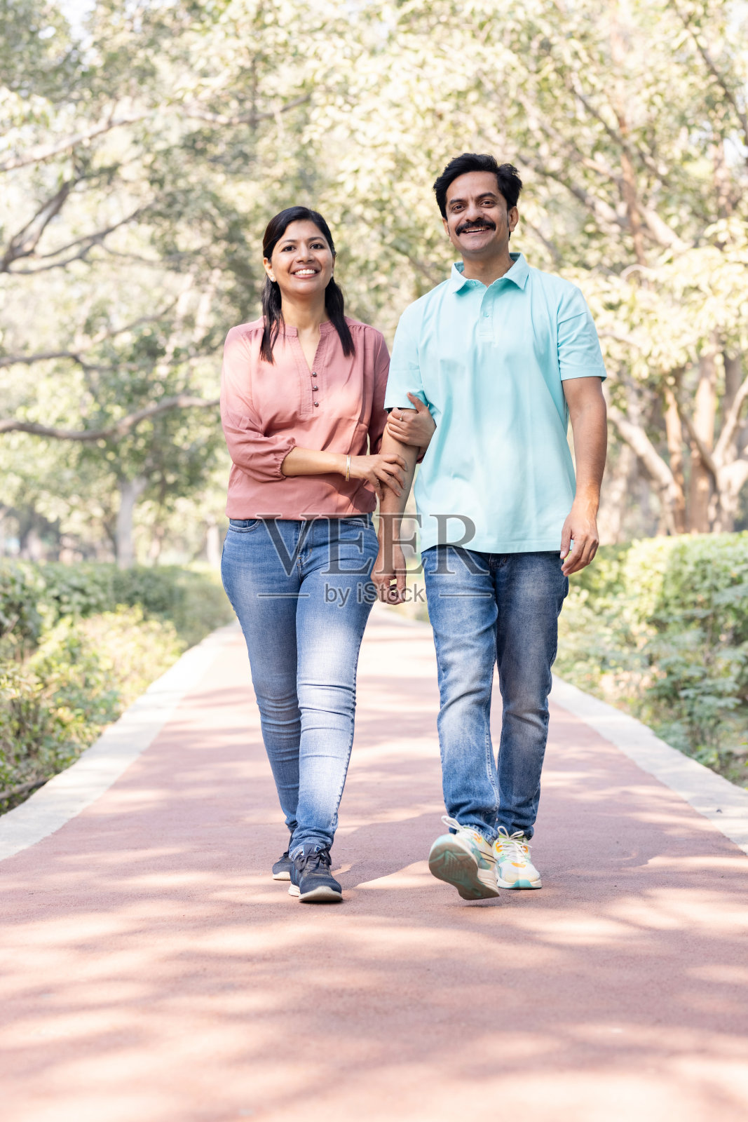 幸福的情侣在公园散步照片摄影图片