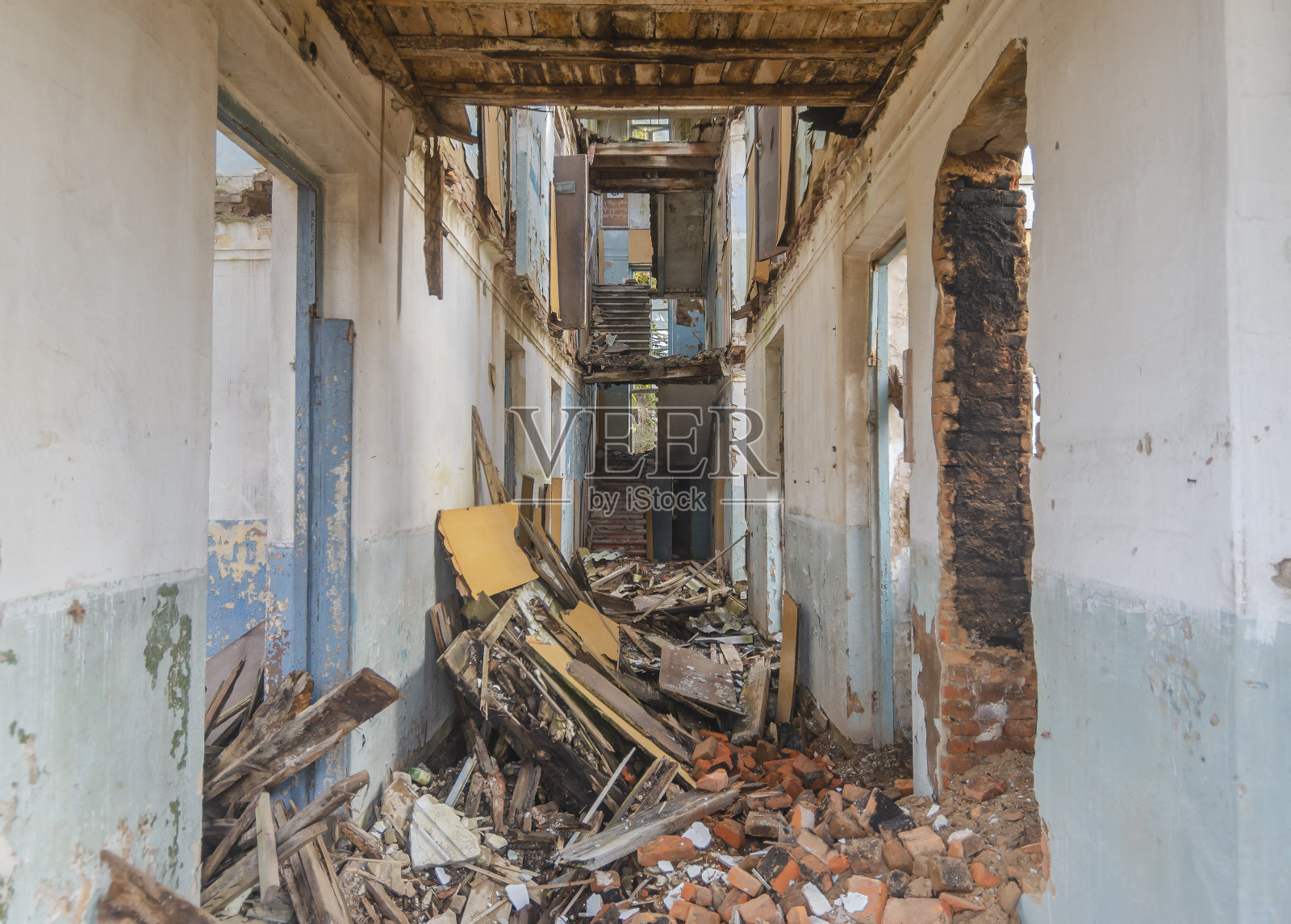 废弃的三层摇摇欲坠的老建筑照片摄影图片