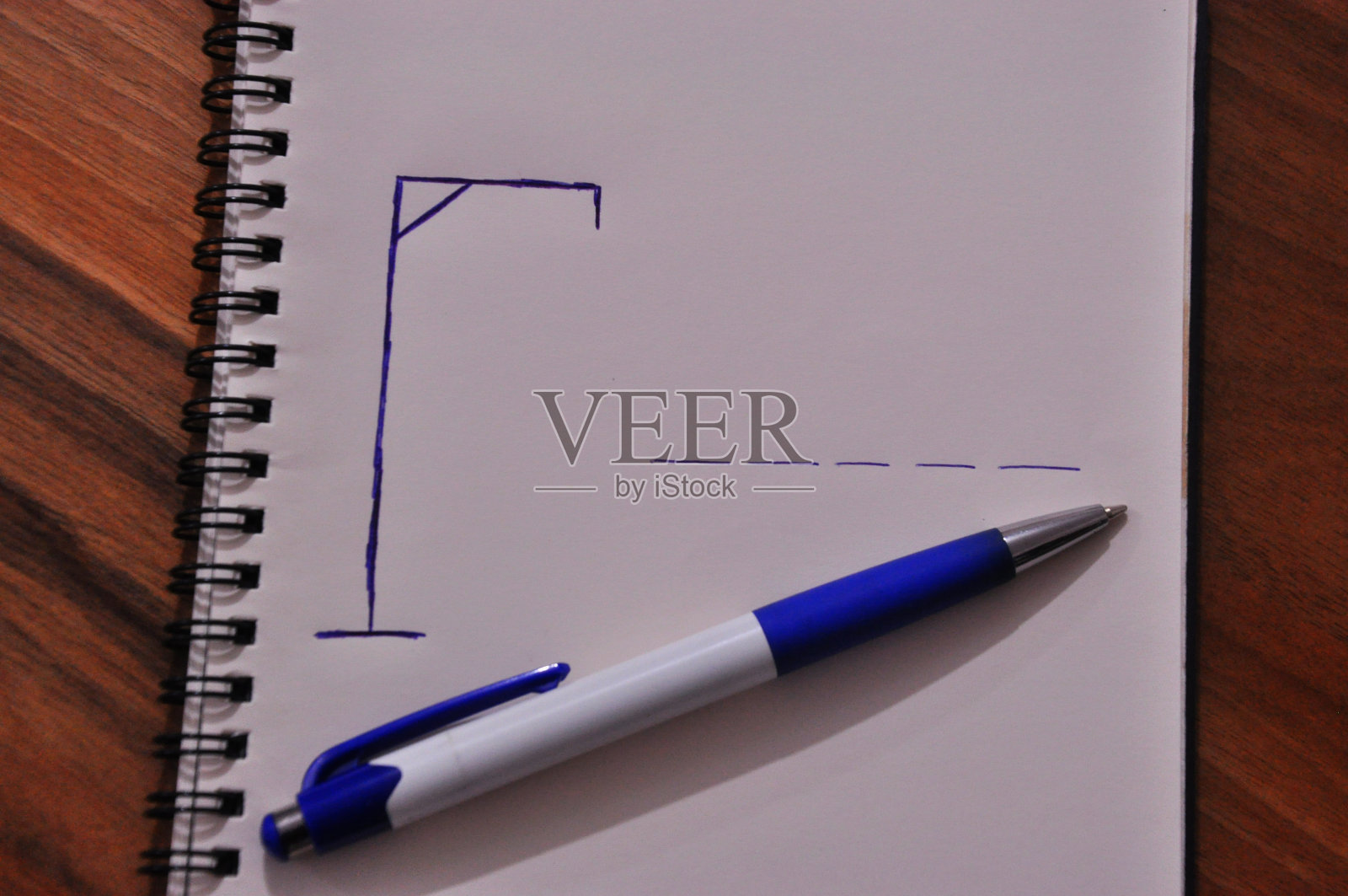 用蓝色圆珠笔在笔记本上画的刽子手游戏照片摄影图片