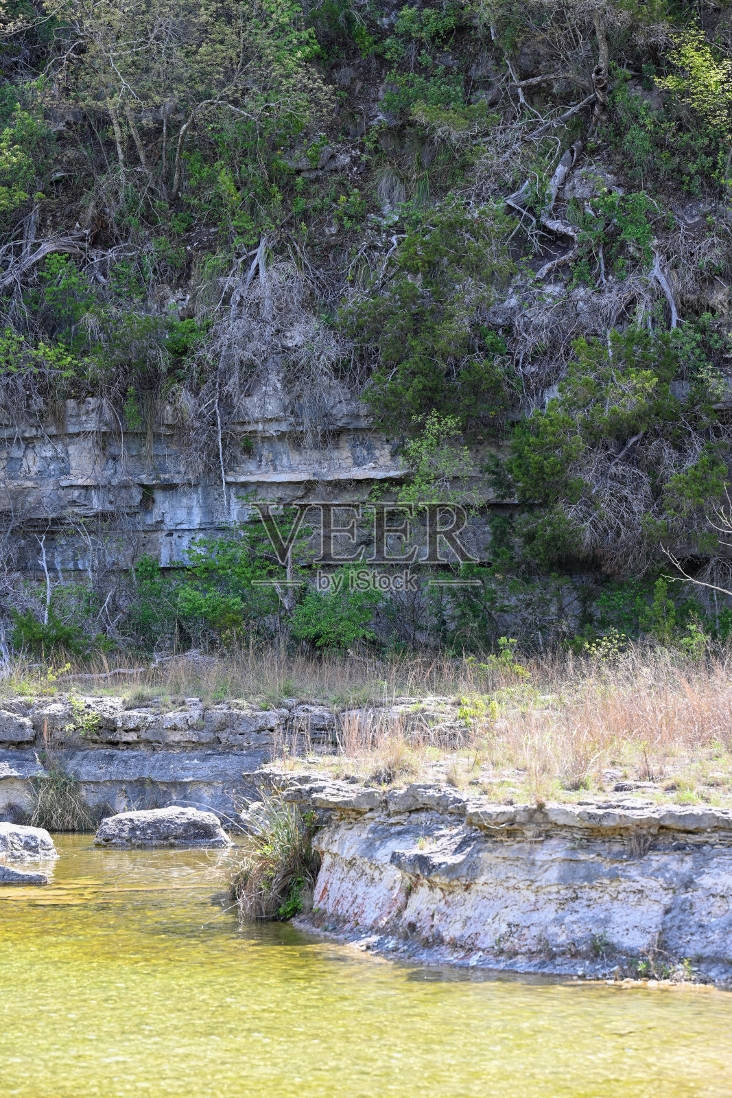 瓜达卢佩河上的悬崖照片摄影图片