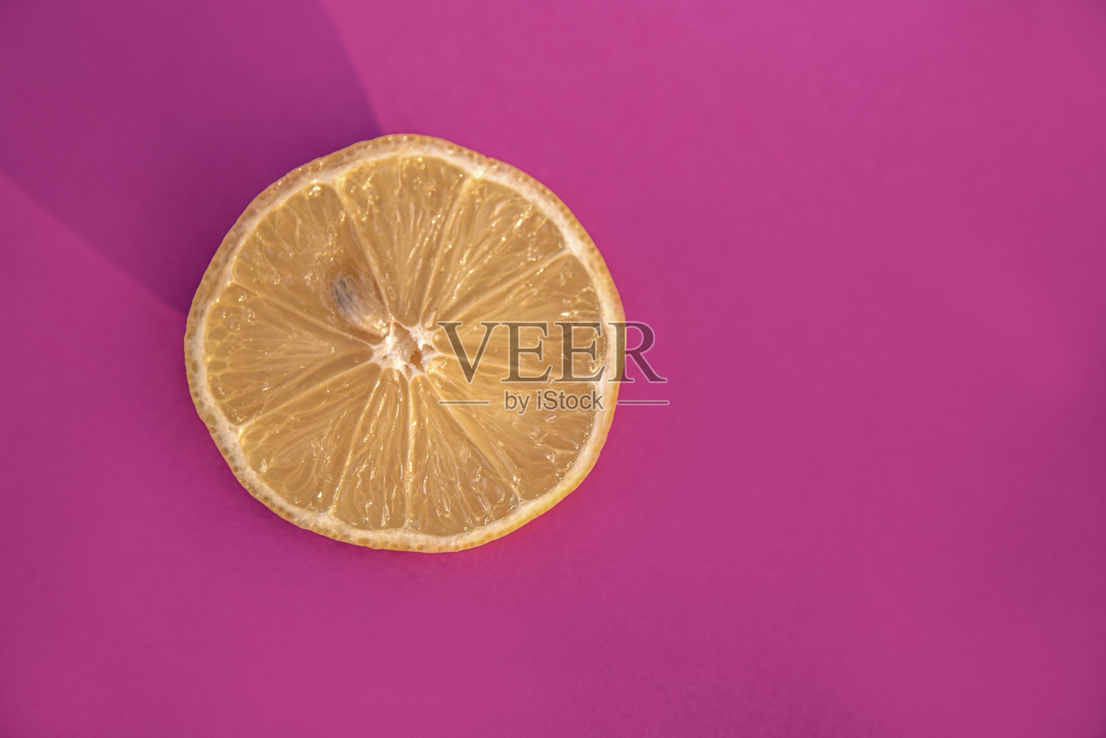 柠檬在粉红色的背景与阴影照片摄影图片