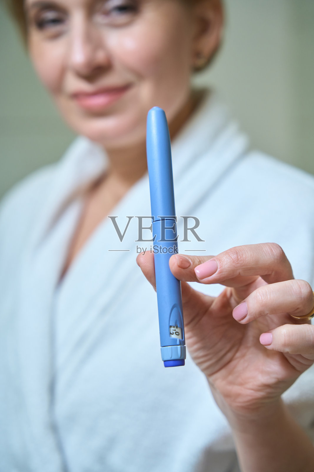 女性手里拿着注射器照片摄影图片