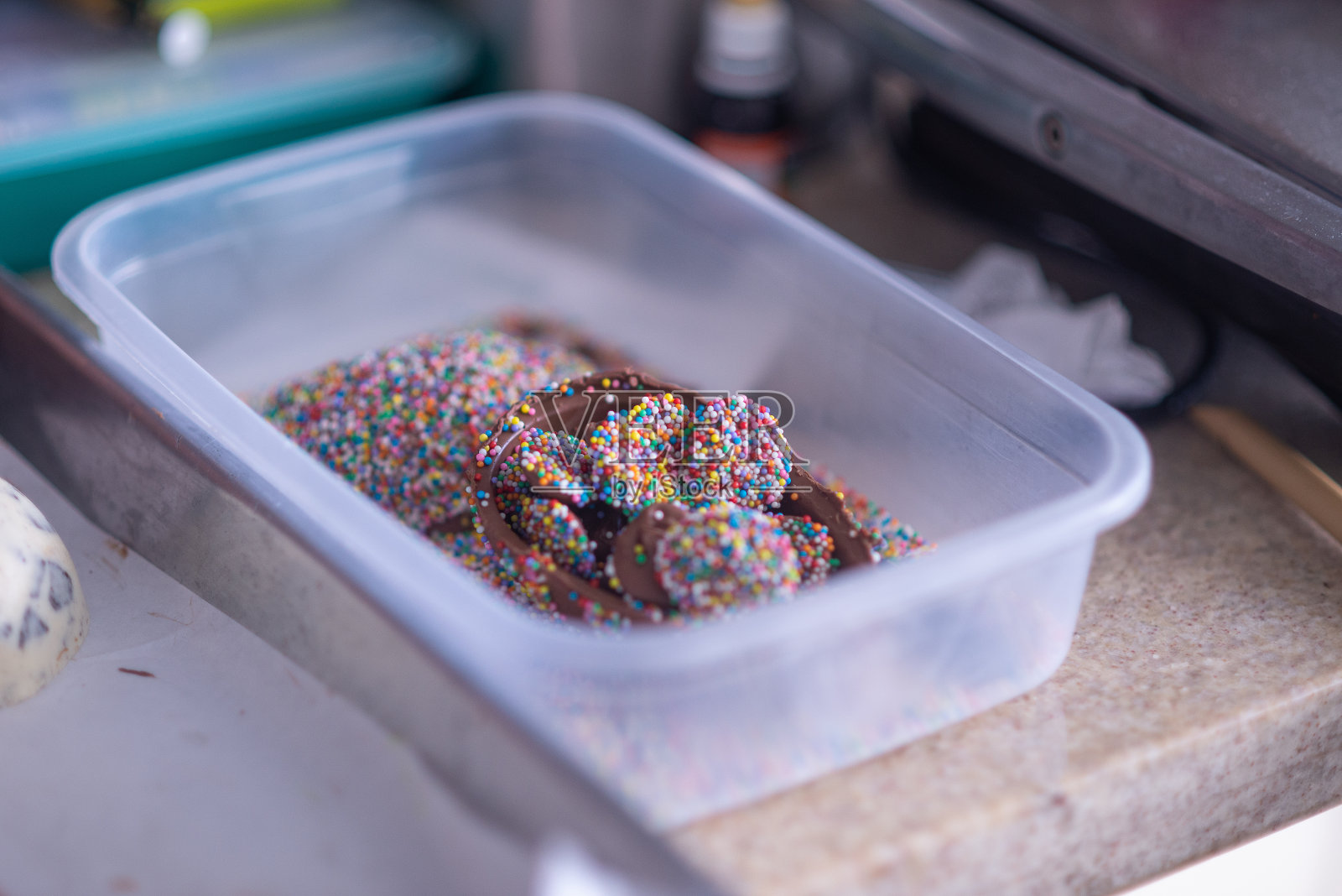 制作复活节彩蛋的妇女照片摄影图片