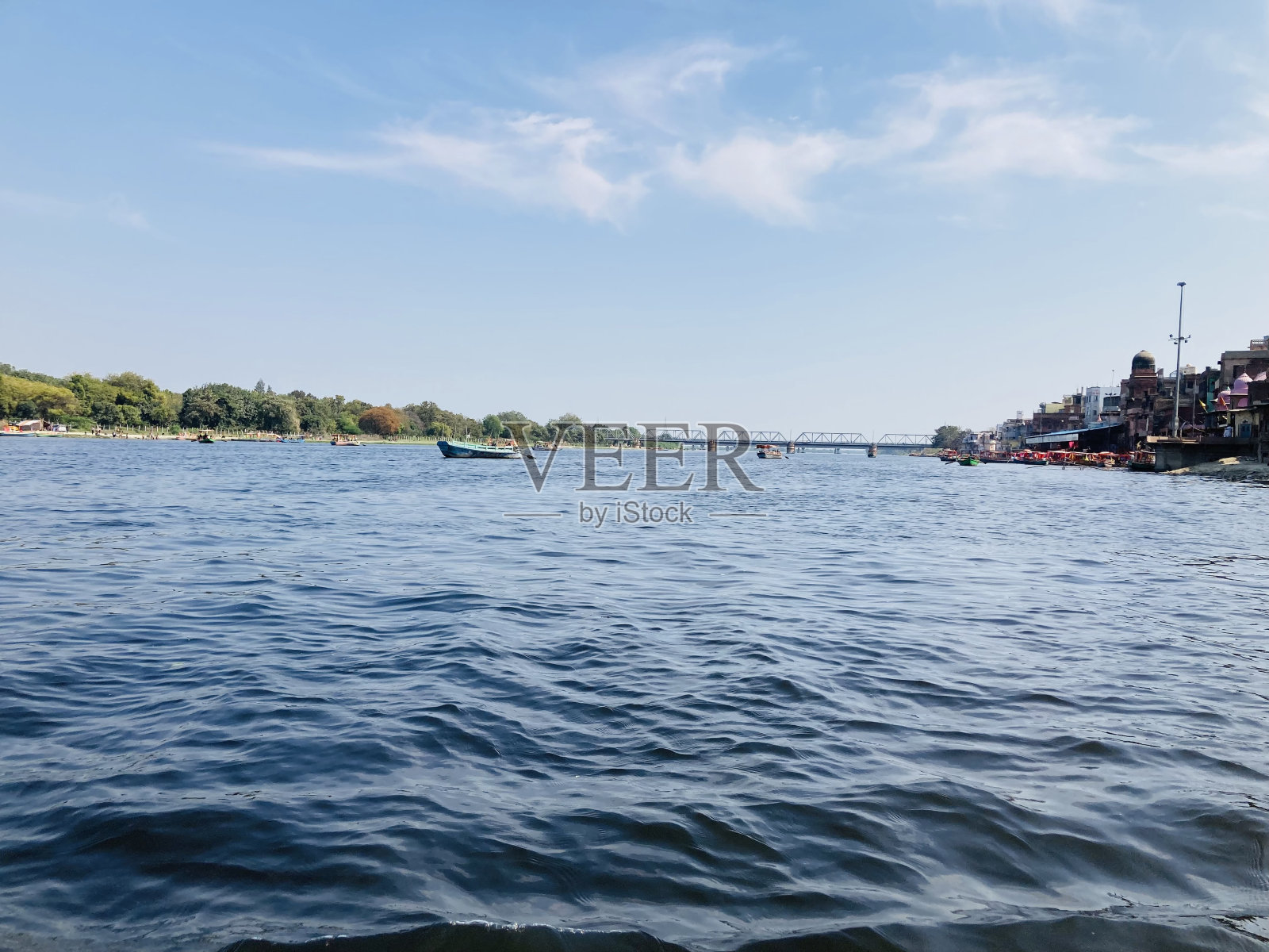 2023年1月23日，印度马图拉:黄昏时分，达什瓦米德恒河冲过瓦拉纳西，游客们正在享受划船的乐趣照片摄影图片