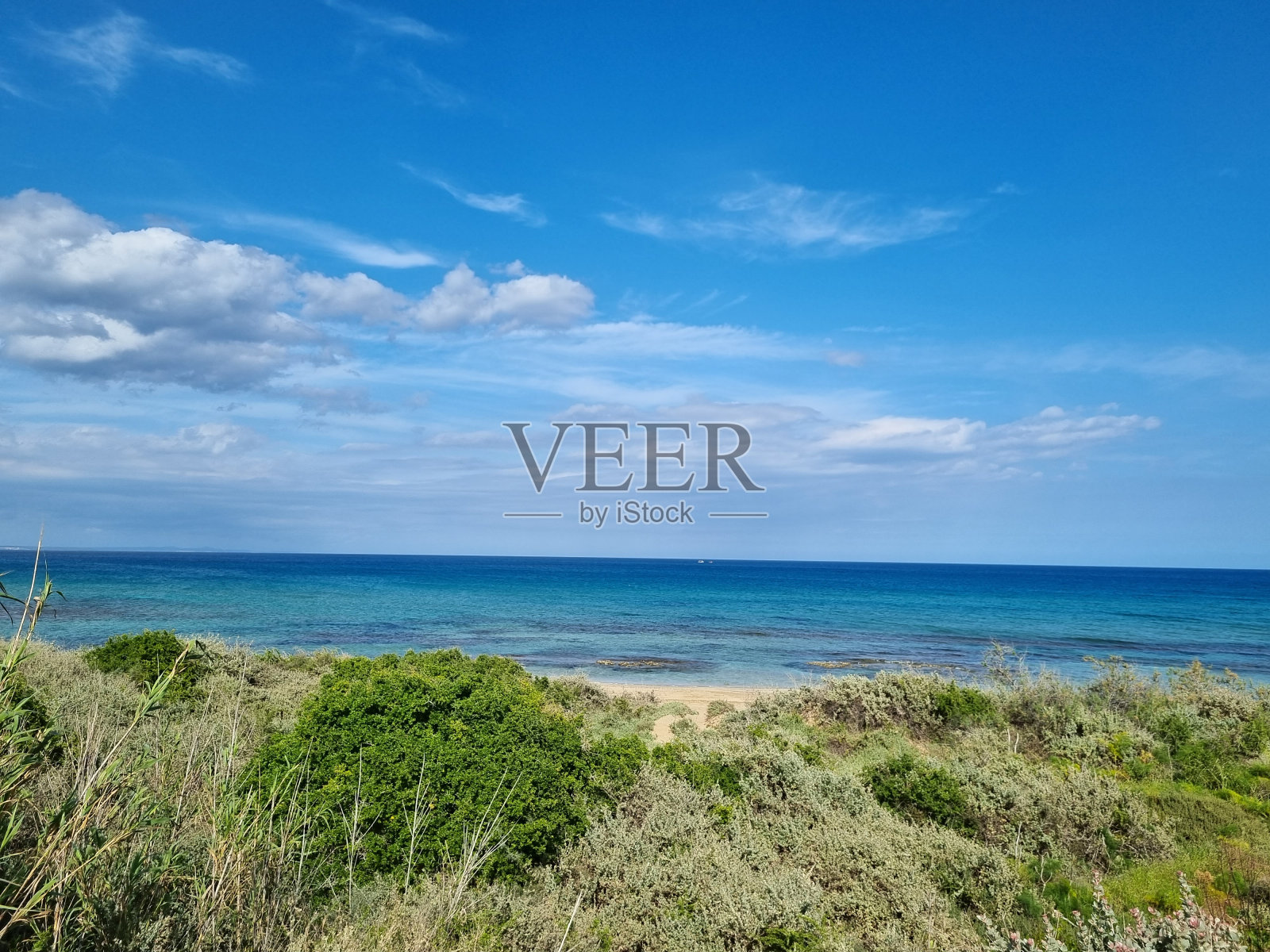 蓝天上的海景和阳光照片摄影图片