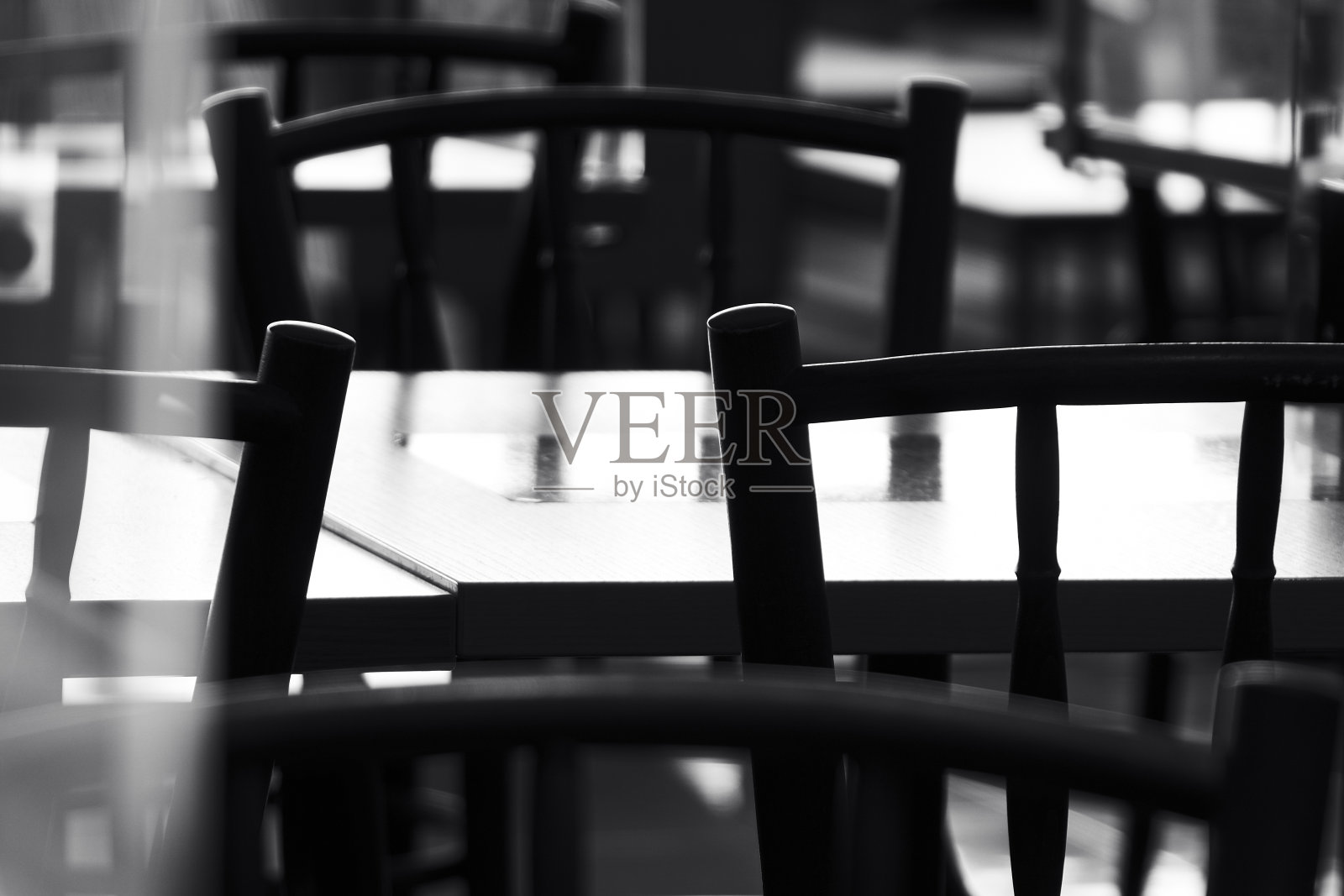 餐厅桌椅灰度照片摄影图片