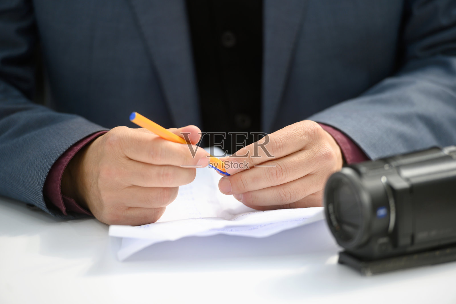 记者在新闻发布会上照片摄影图片