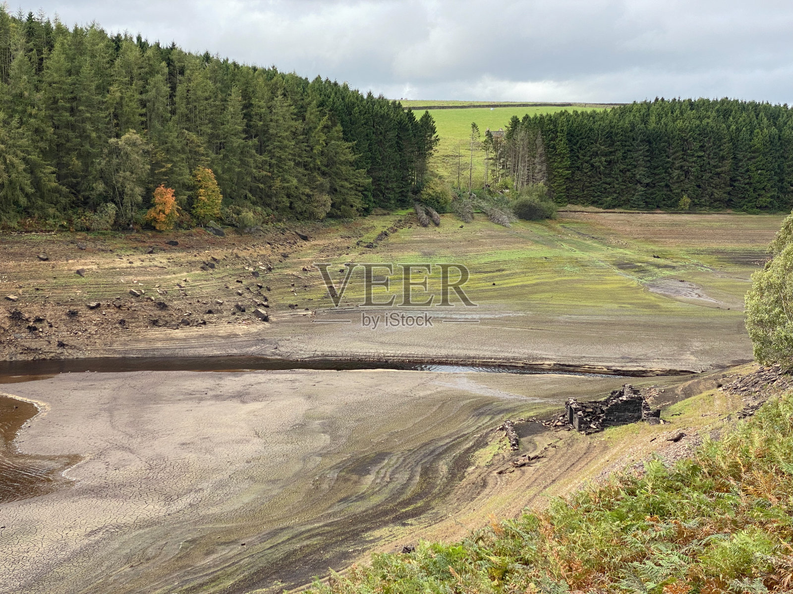 英国2022年夏季干旱，英国约克郡开阔乡村的地表淡水水库水位非常低照片摄影图片