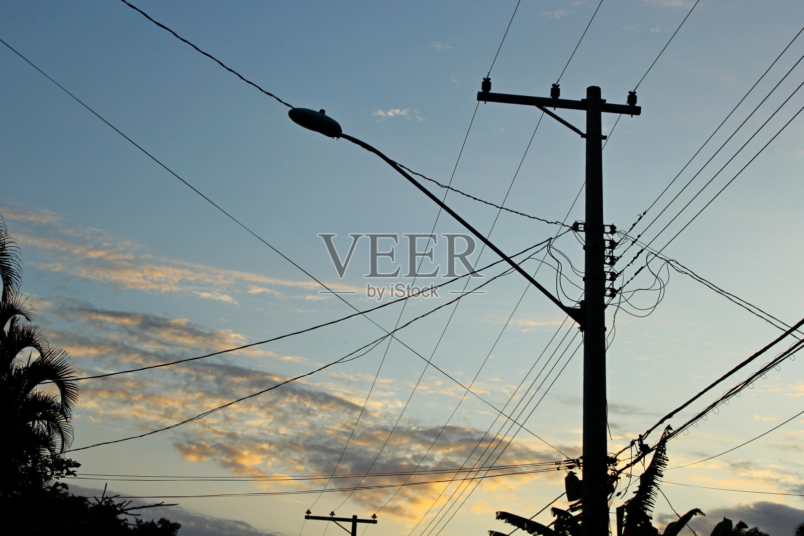 街道上的电源杆照片摄影图片