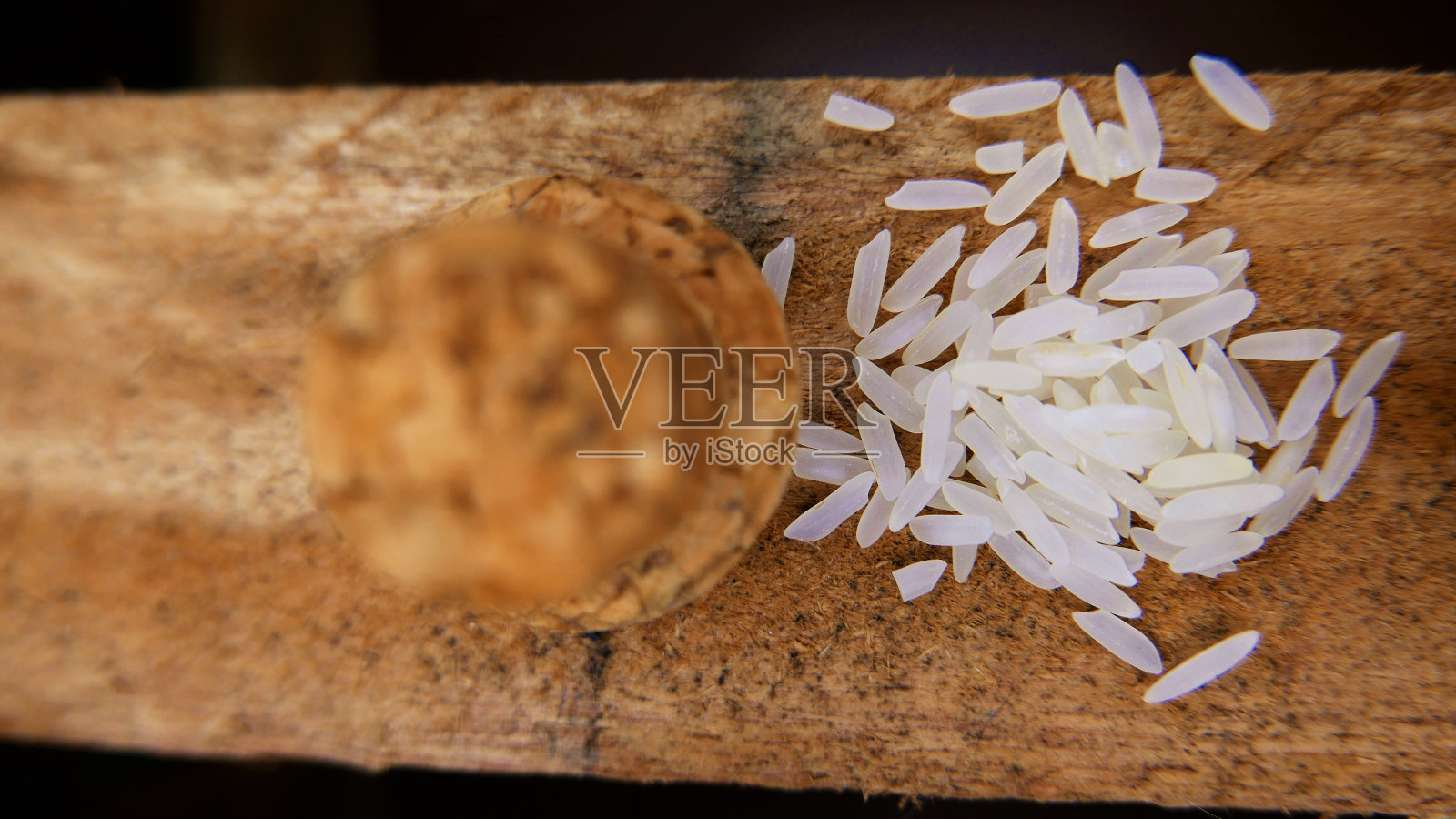 饭桌上的米粒。烹饪时间。木桌上的米粒照片摄影图片