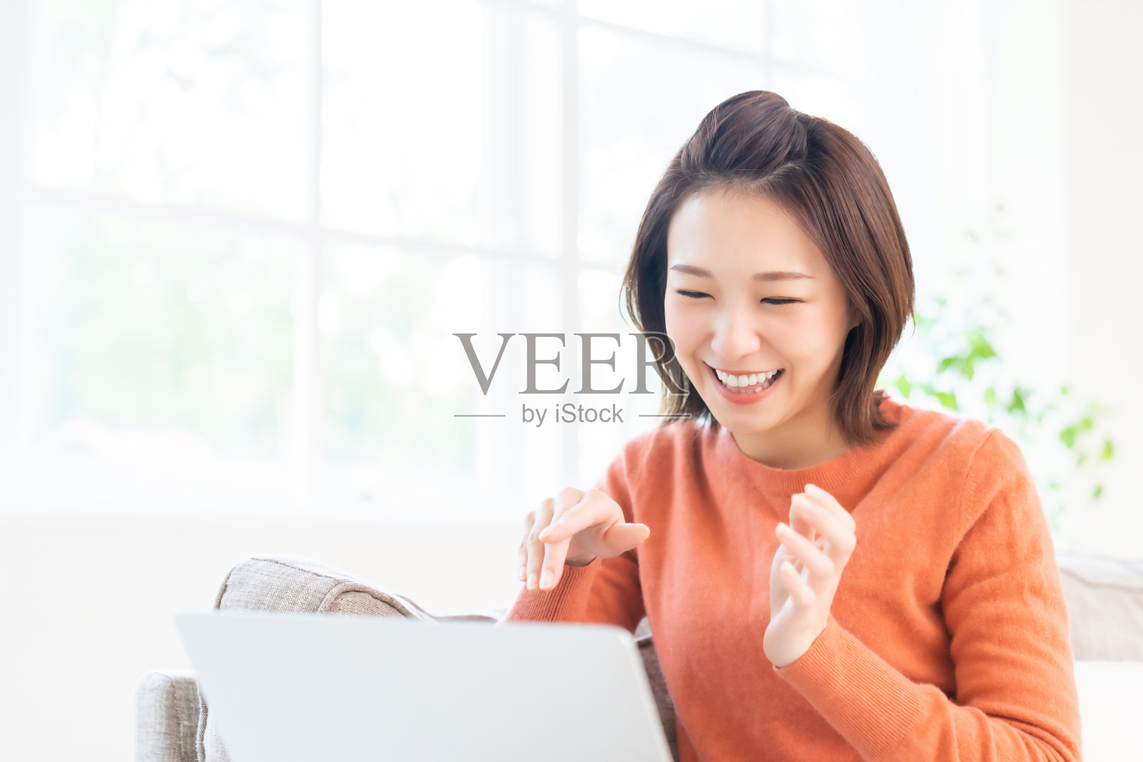 年轻的亚洲女子使用笔记本电脑照片摄影图片