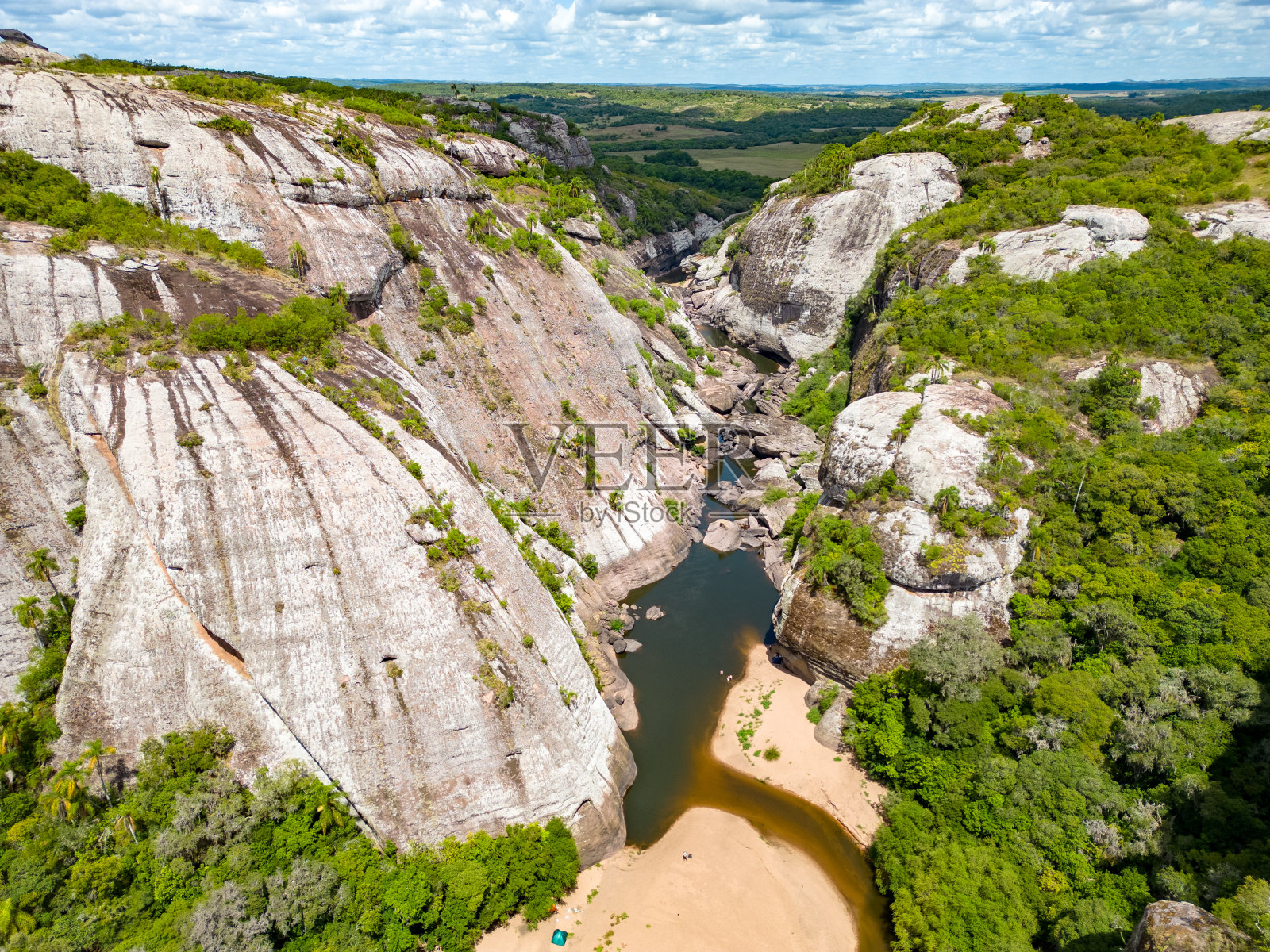 地质构造和植被的鸟瞰图照片摄影图片