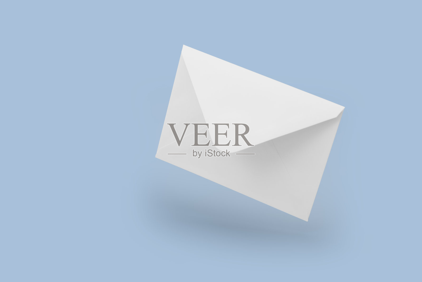 白色信封模型，空白模板，悬浮其中的阴影，蓝色背景照片摄影图片