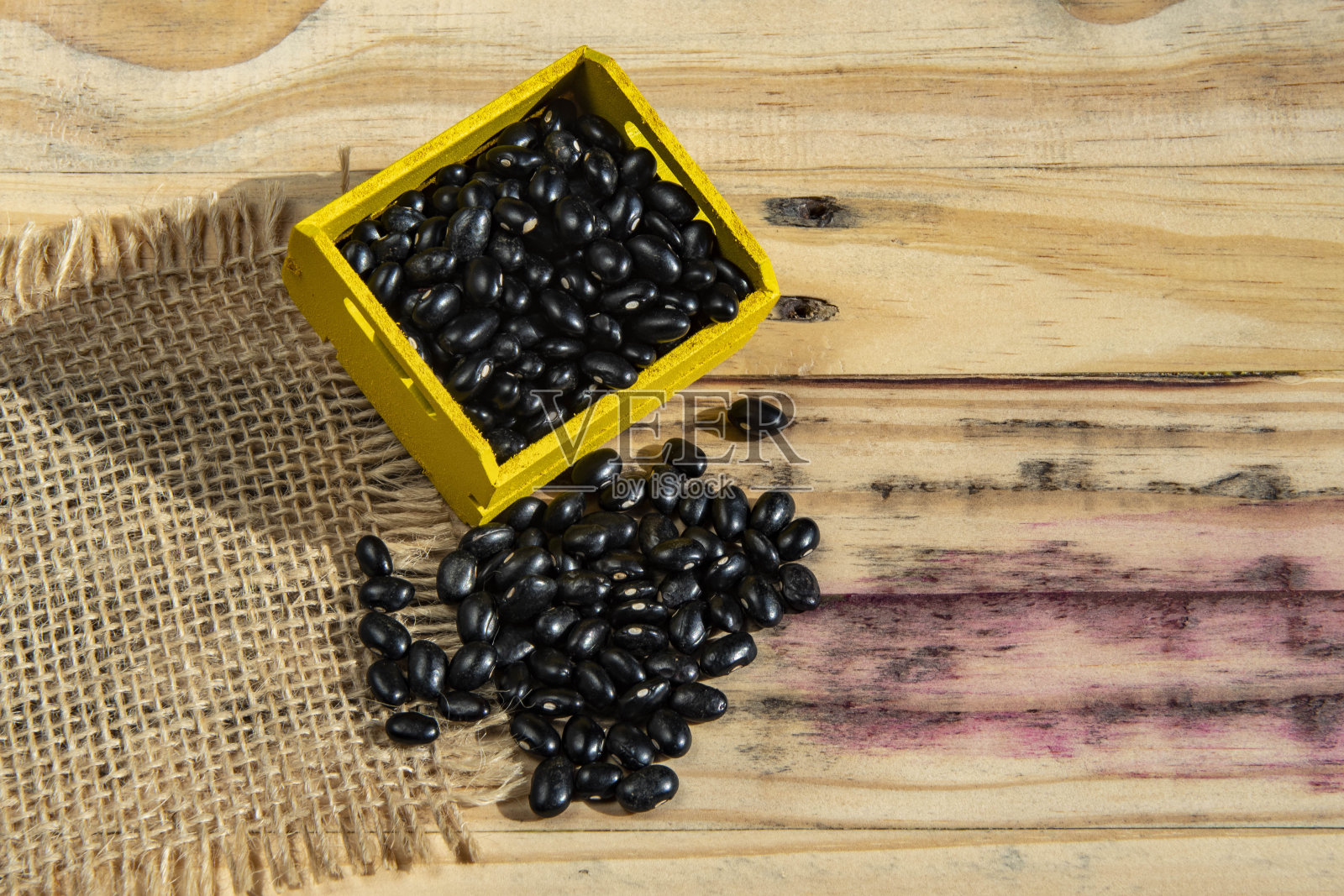 黄盒巴西黑豆照片摄影图片