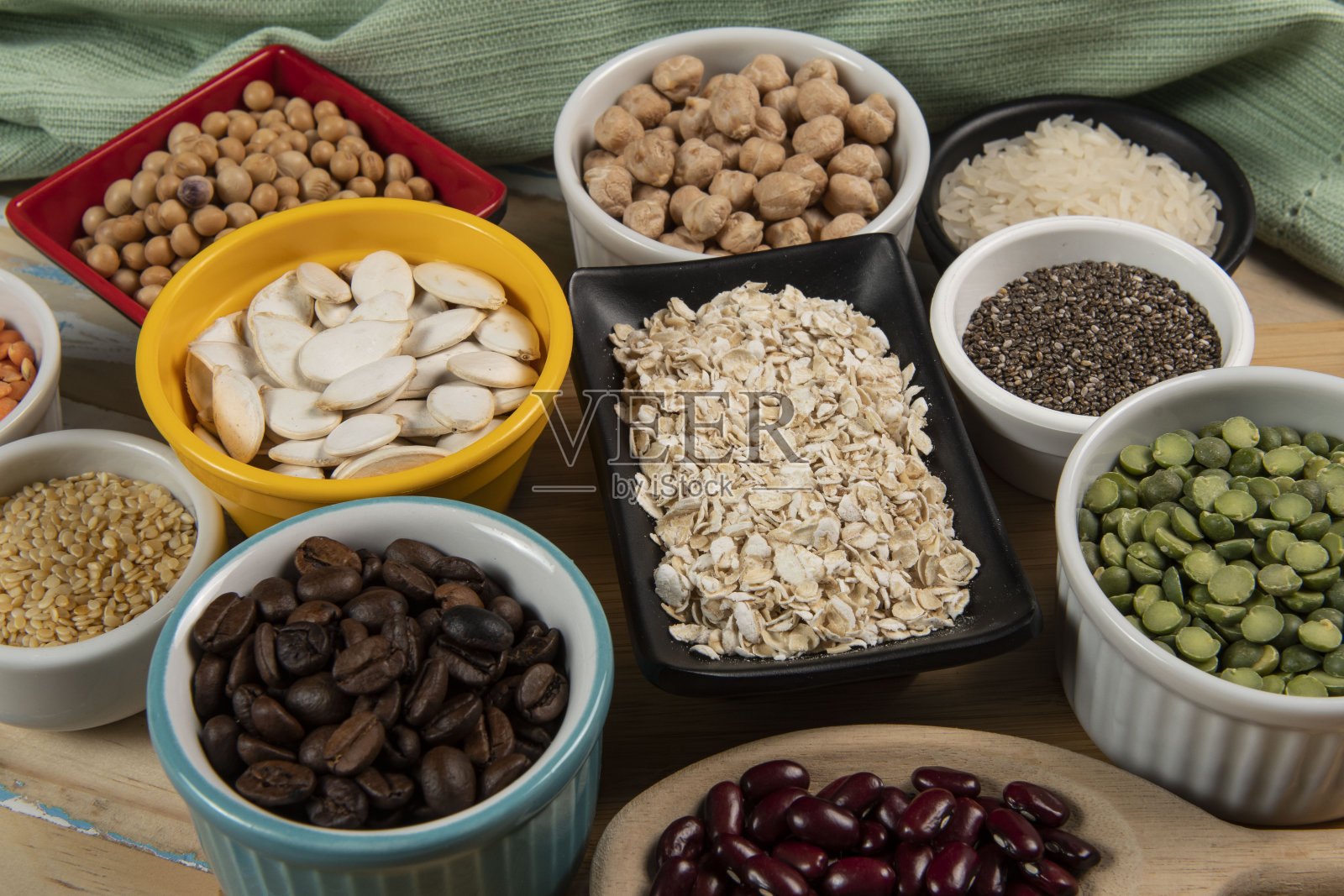 各种豆科植物种子放在碗里照片摄影图片