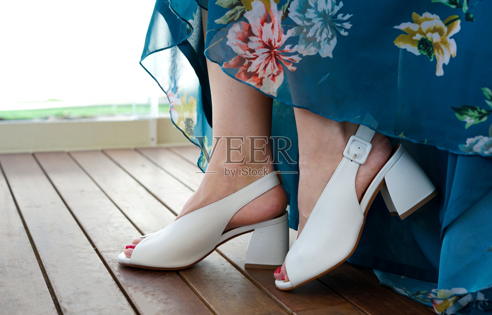 白人女鞋是春季系列照片摄影图片