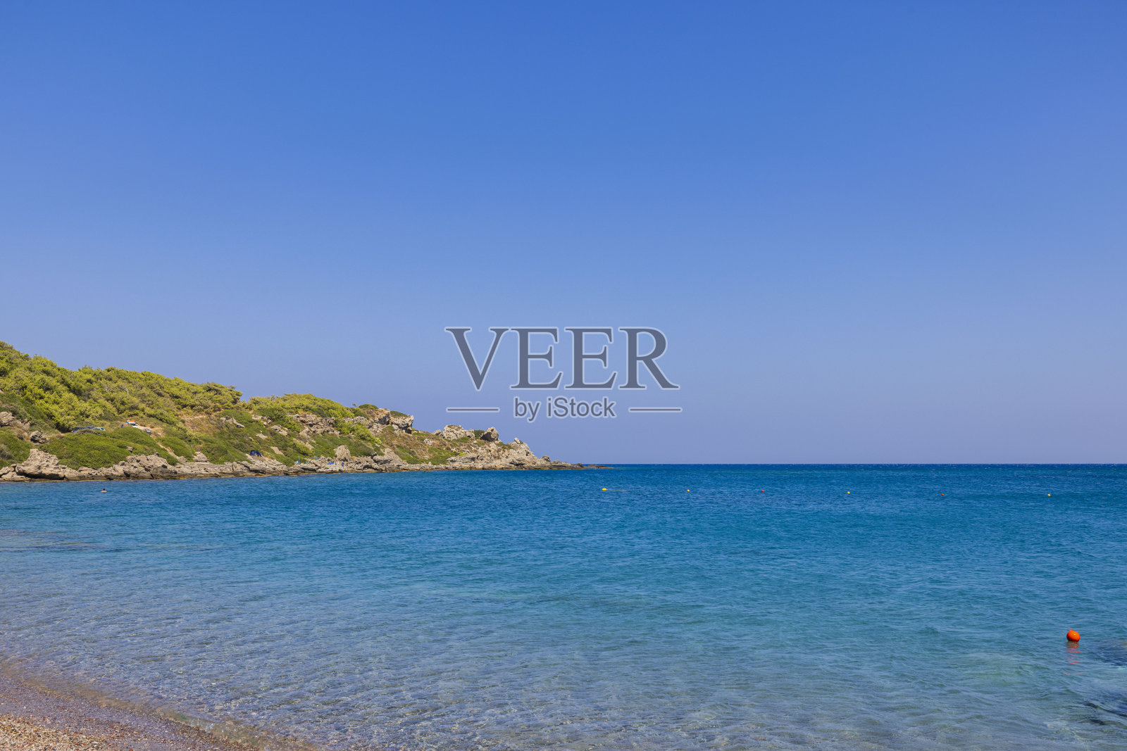 蓝色的地中海海水在群山背景下的华丽景色。希腊。照片摄影图片