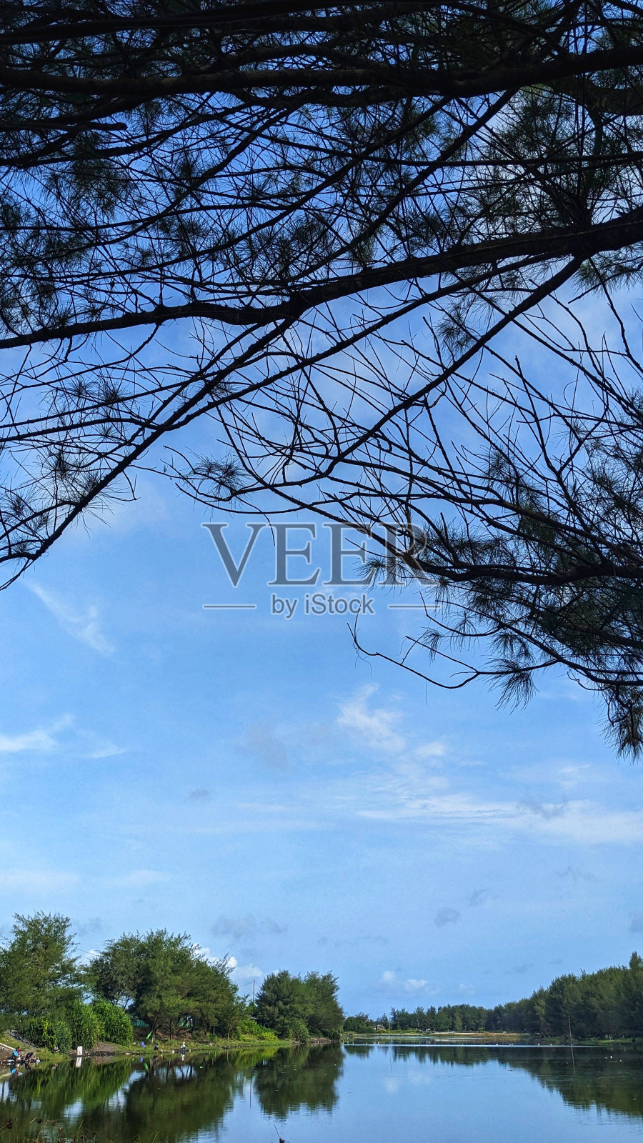 在日惹市库伦普罗戈，印度尼西亚，白天的泻湖，天空晴朗照片摄影图片