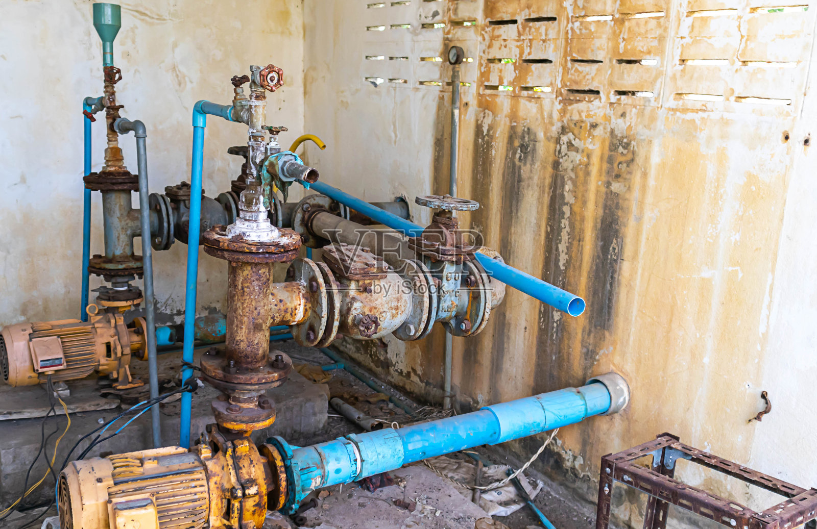 水管系统的水泵生锈了。照片摄影图片