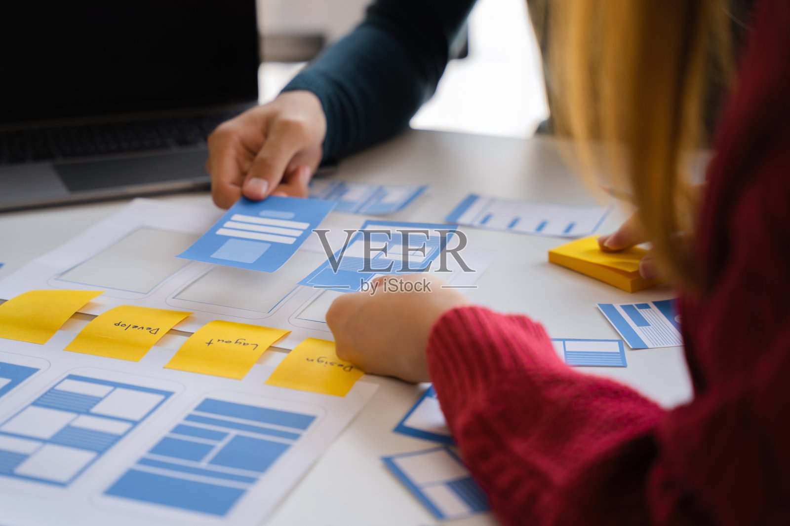 商务人士在办公室开会构思设计。照片摄影图片