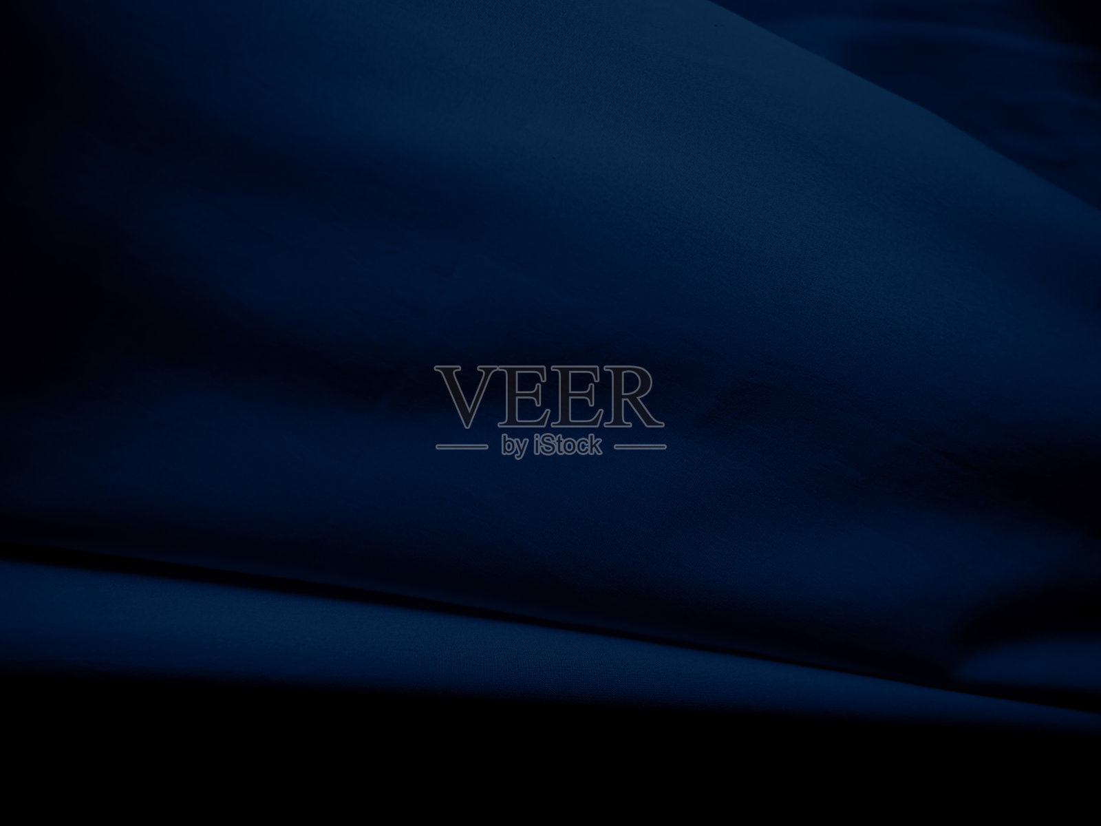 织物质地蓝色布背景，图案材料棉麻帆布，光抽象服装形状时尚纺织黑色光滑的颜色，暗海军缎面背景照片摄影图片