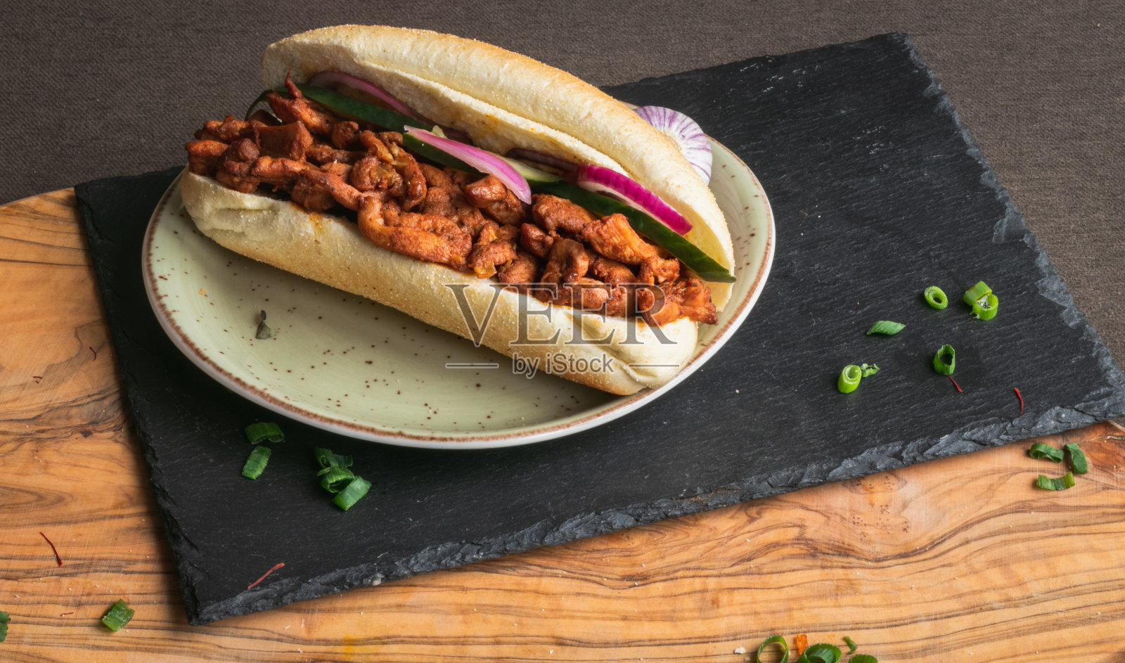 坦杜里三明治，用
鸡肉，传统的苏里南面包，咸菜和辣椒照片摄影图片