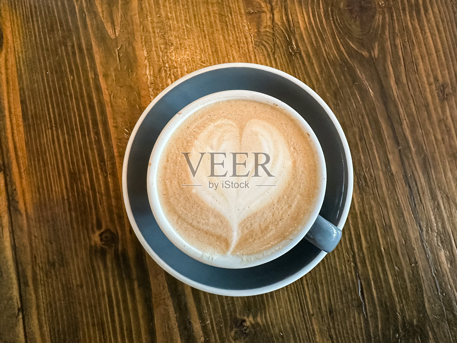 木桌上的一杯拿铁咖啡照片摄影图片