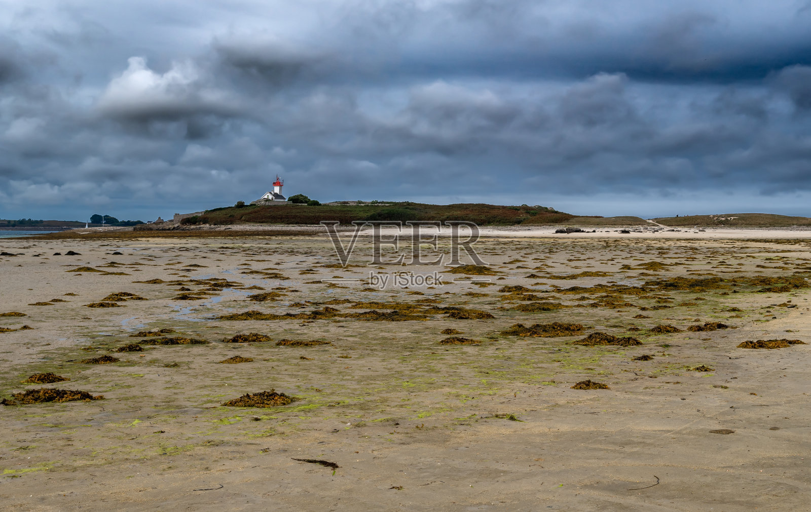 法国布列塔尼的菲尼斯特雷岛上的圣卡瓦海滩和灯塔照片摄影图片