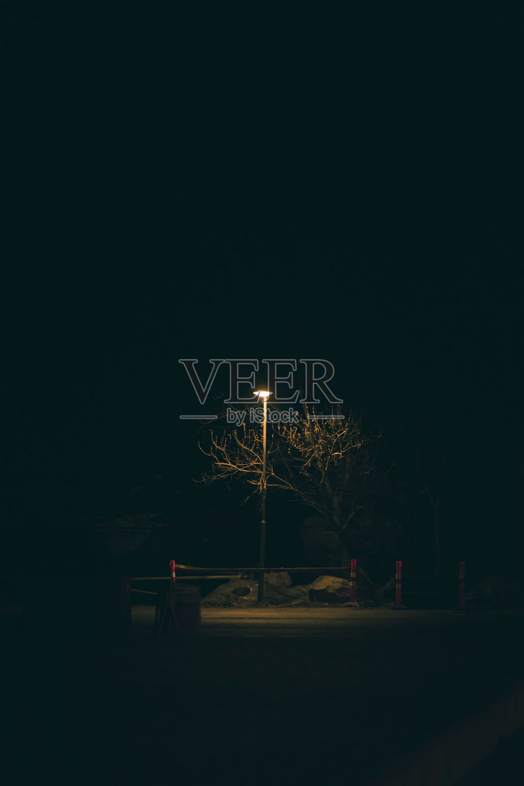 路灯照亮了黑暗的街道照片摄影图片