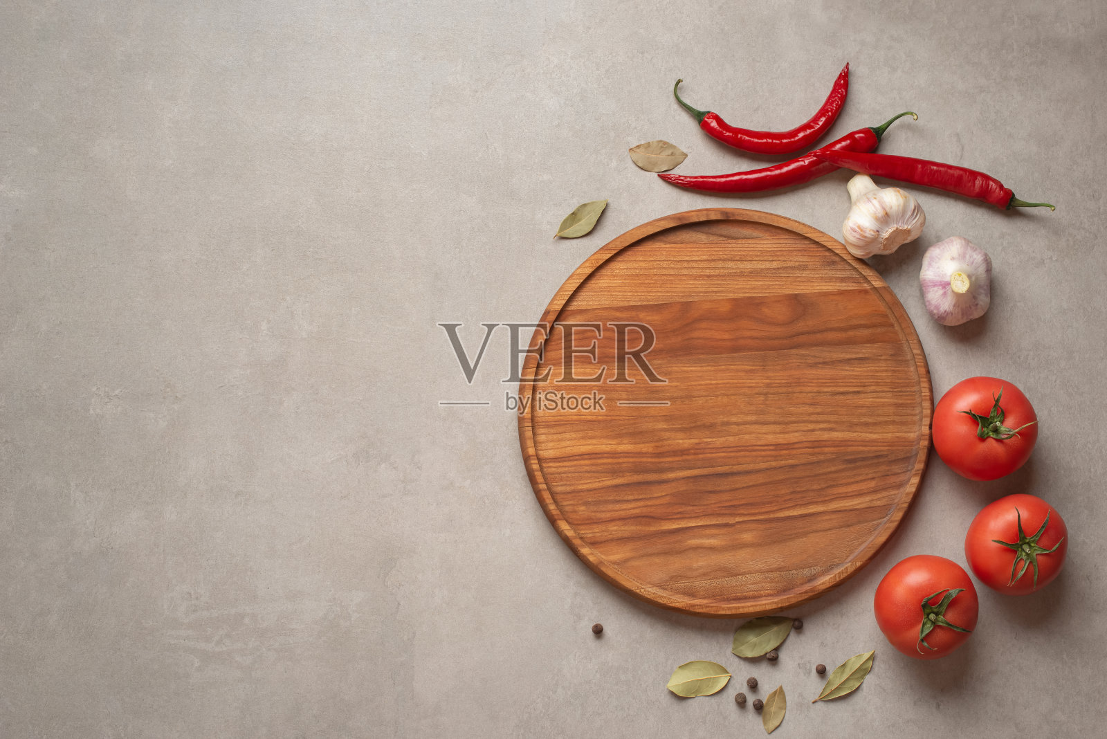 木制烹饪板与蔬菜和香料在灰色混凝土背景，俯视图照片摄影图片