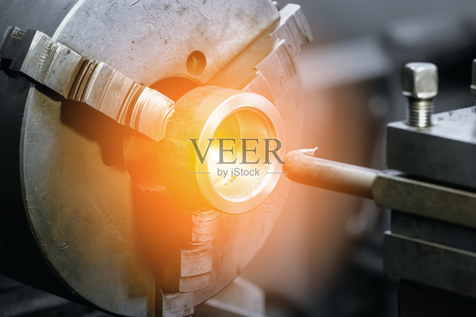 类型金属加工车床零件。工业背景。太阳的眩光或照明。照片摄影图片