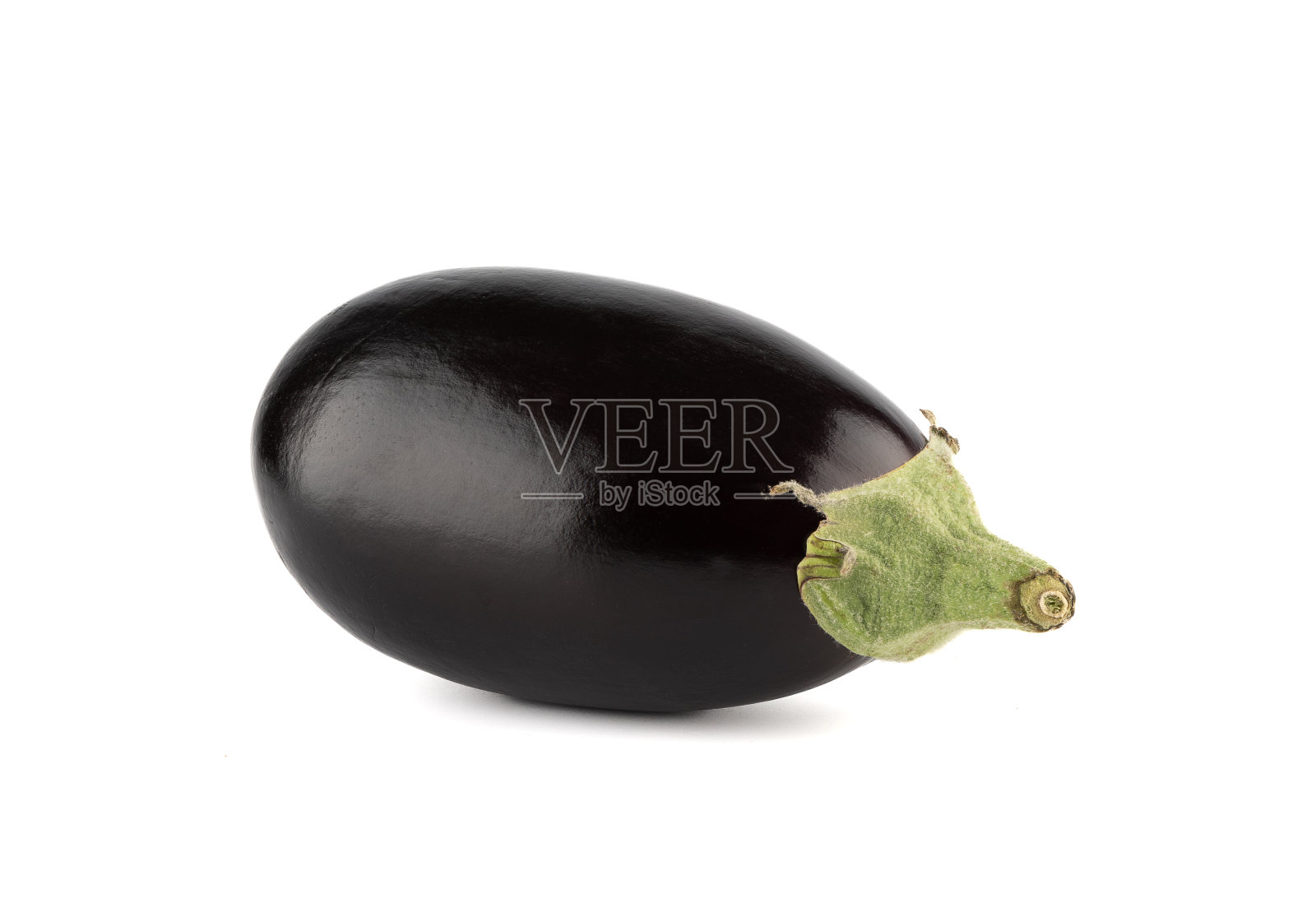 白底未去皮的成熟茄子。照片摄影图片