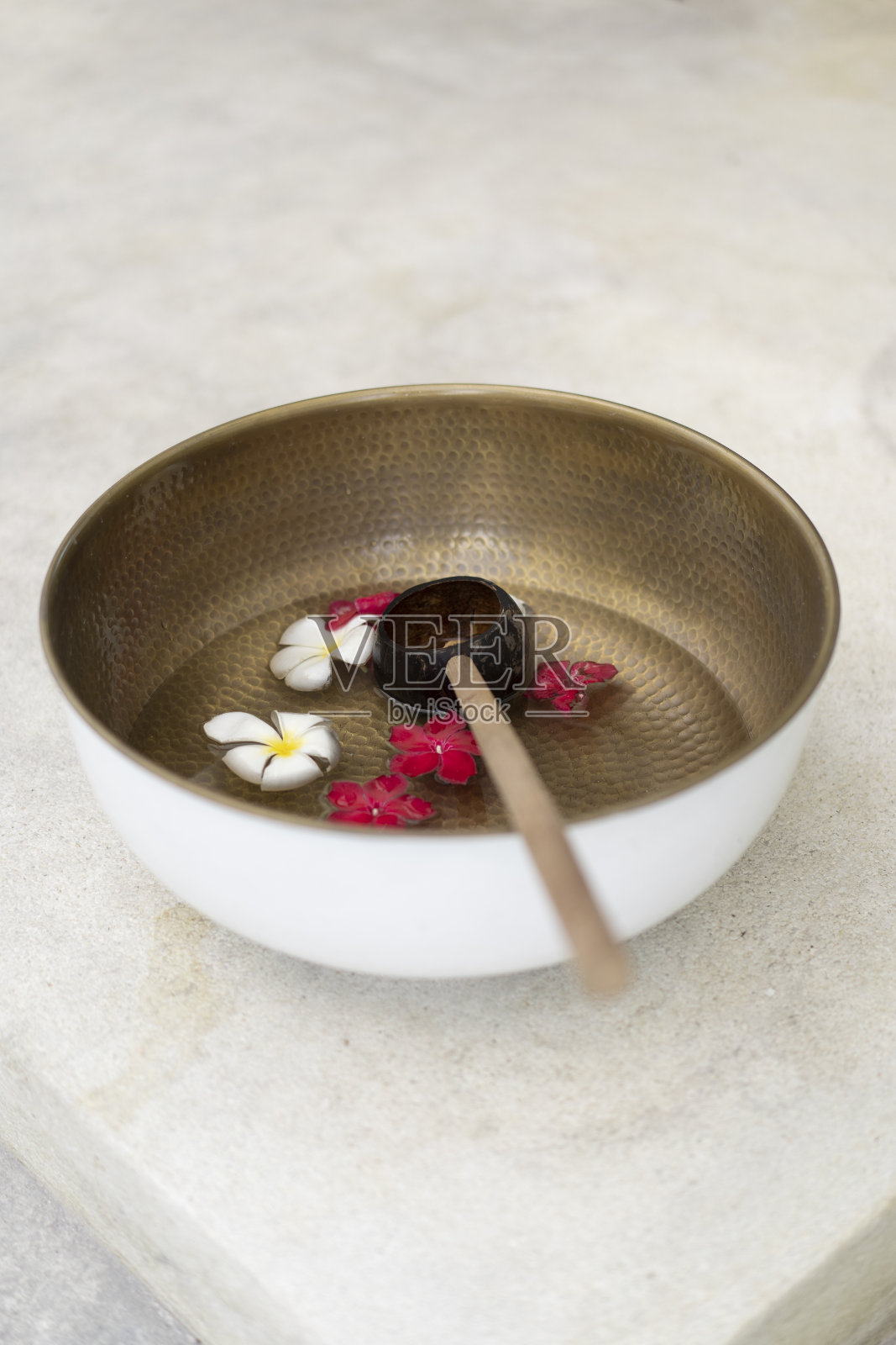 马尔代夫温泉沙龙入口处的洗脚碗和勺子照片摄影图片