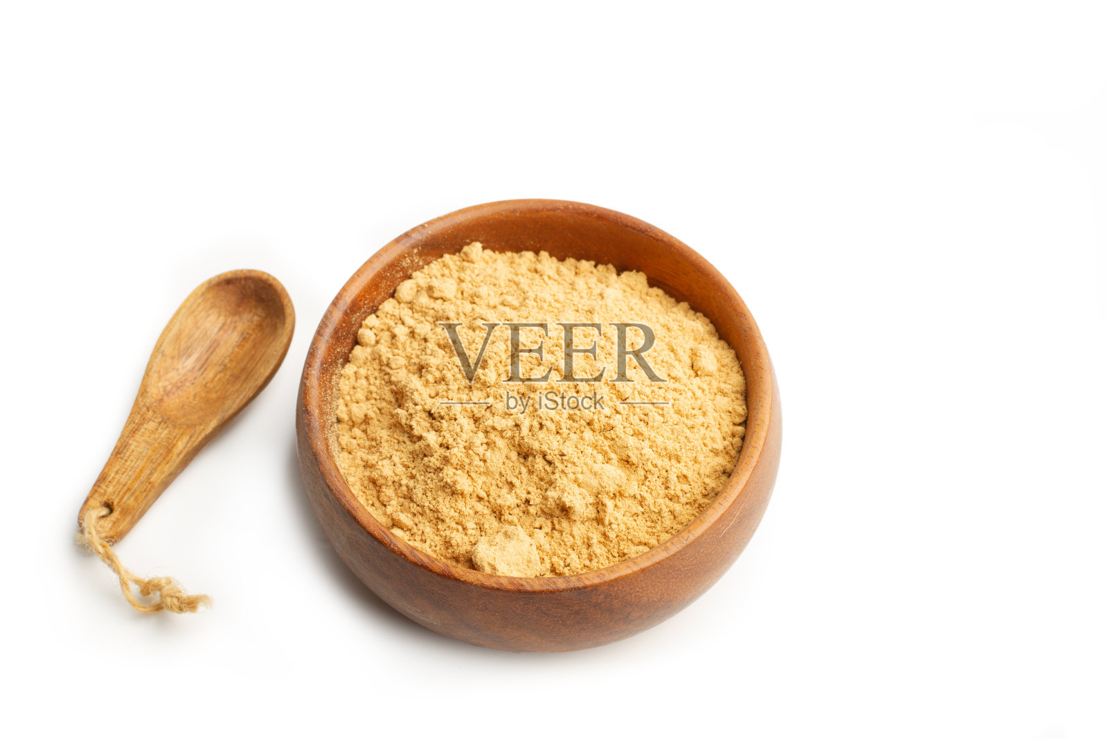 姜粉放在木碗里，木勺放在白色背景上照片摄影图片