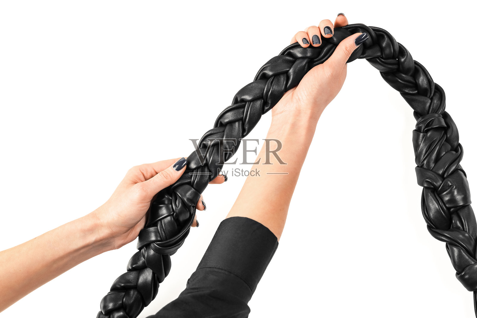 黑色皮革手提包编织背带在手中照片摄影图片