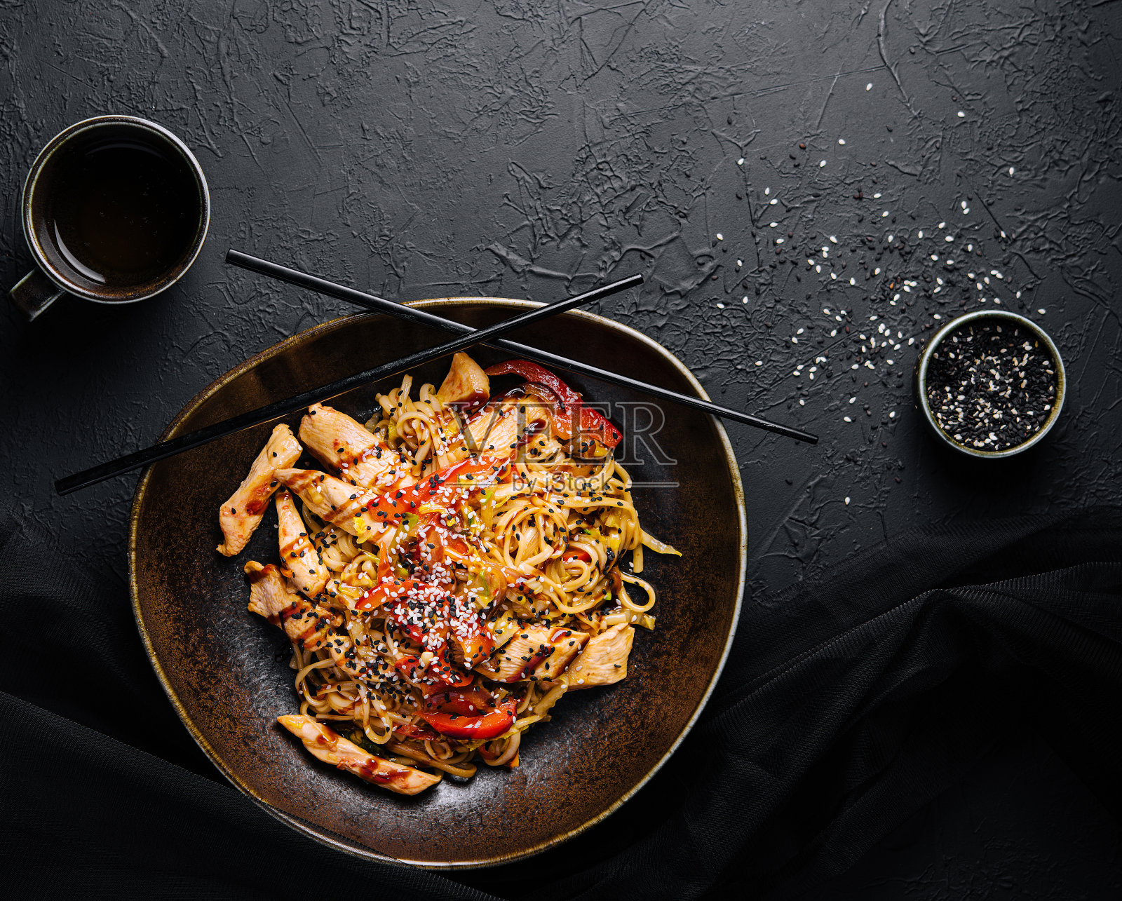 鸡肉和蔬菜炒面照片摄影图片